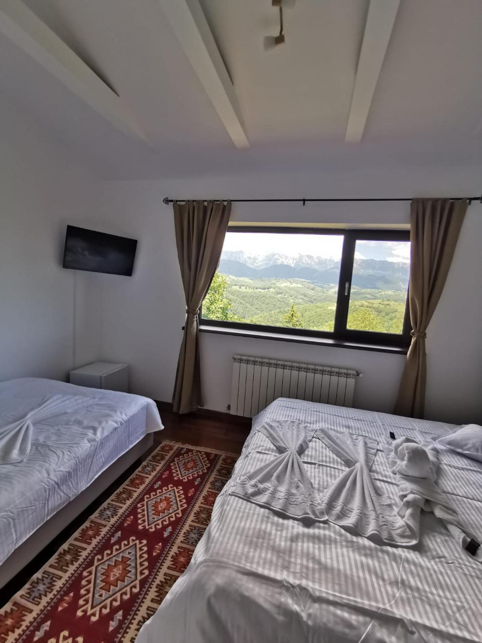 Deluxe Room (2 Adults + 1 Child) - Photo 5