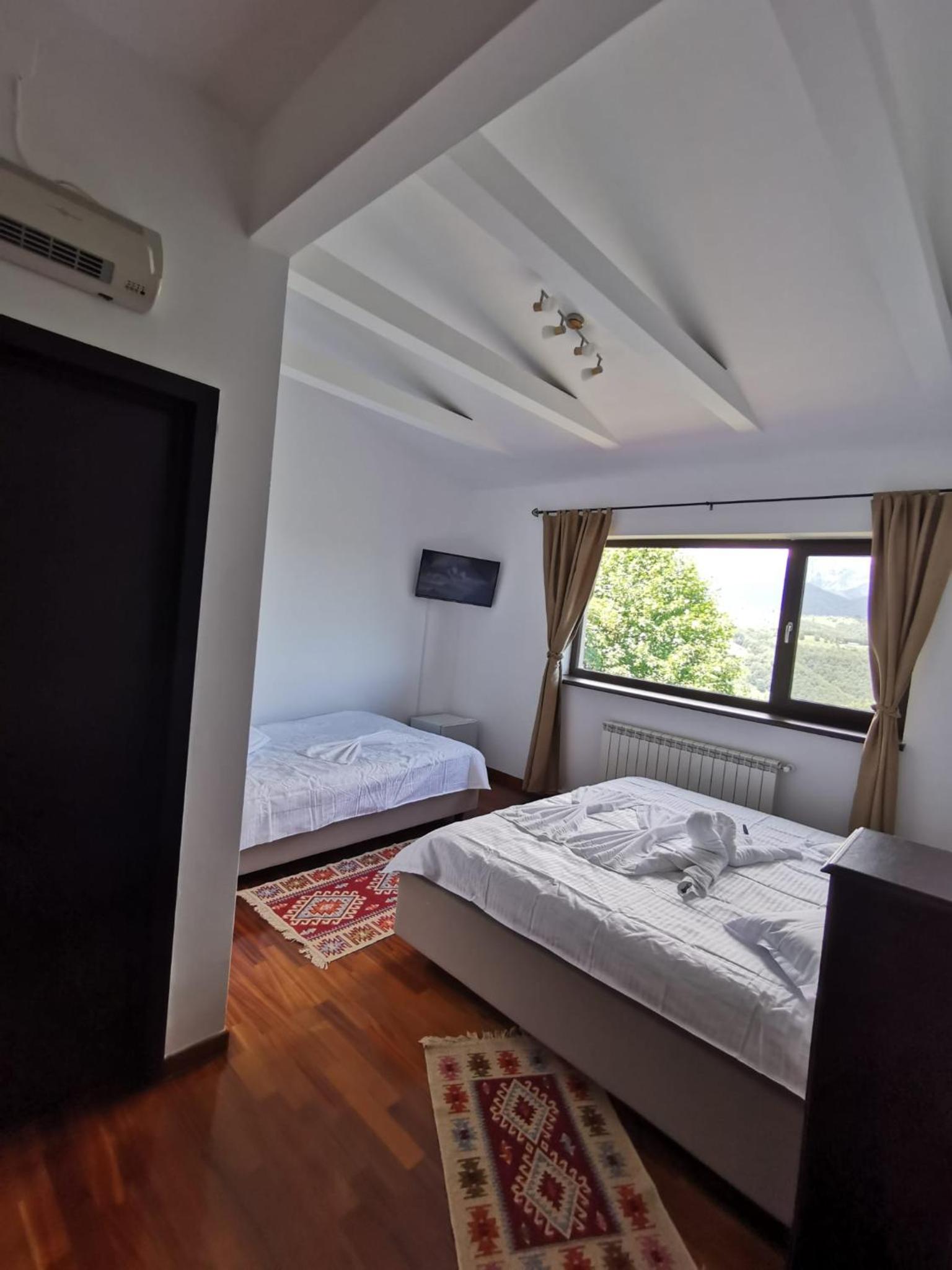 Deluxe Room (2 Adults + 1 Child) - Photo 4
