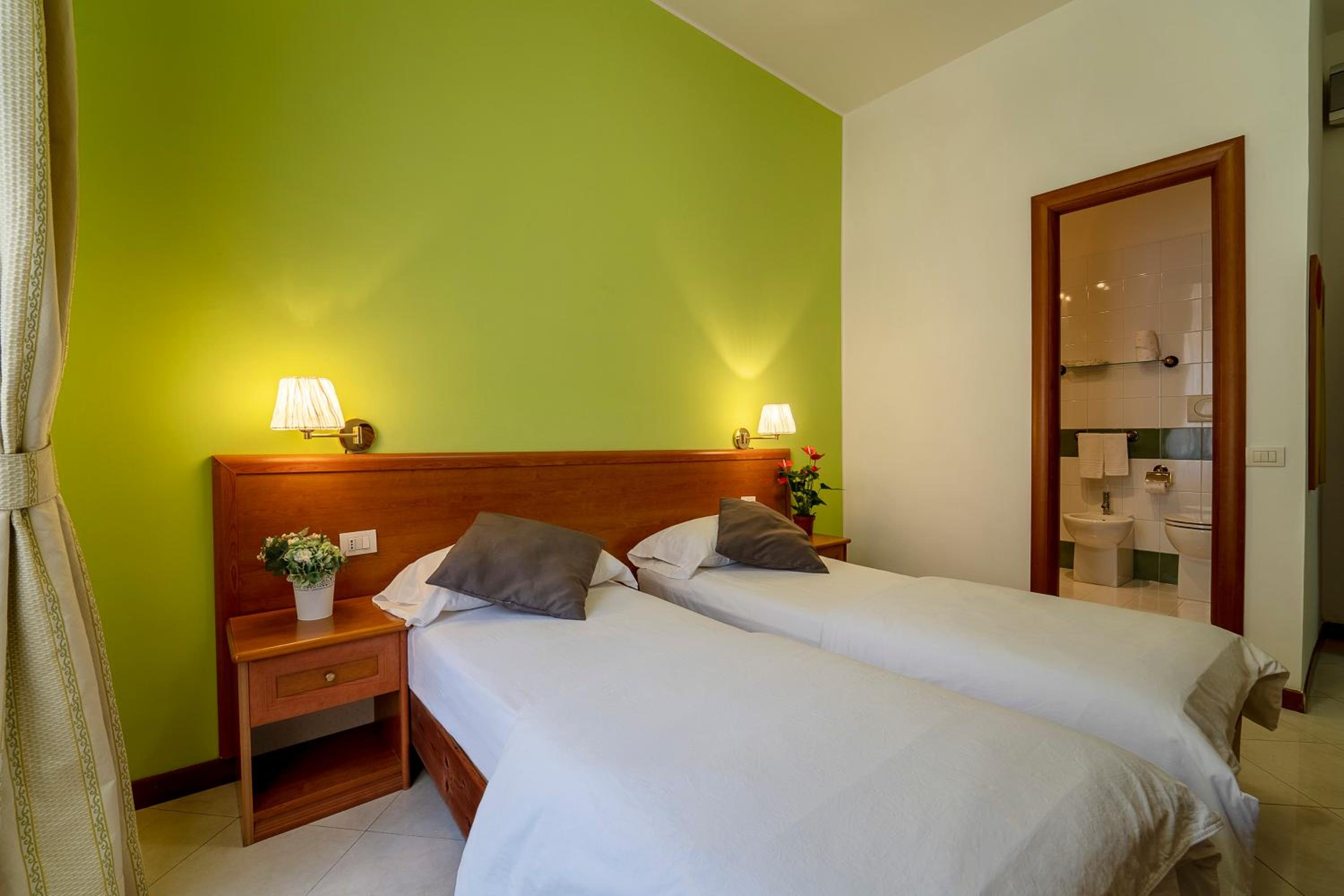 Large Double or Twin Room photo 3