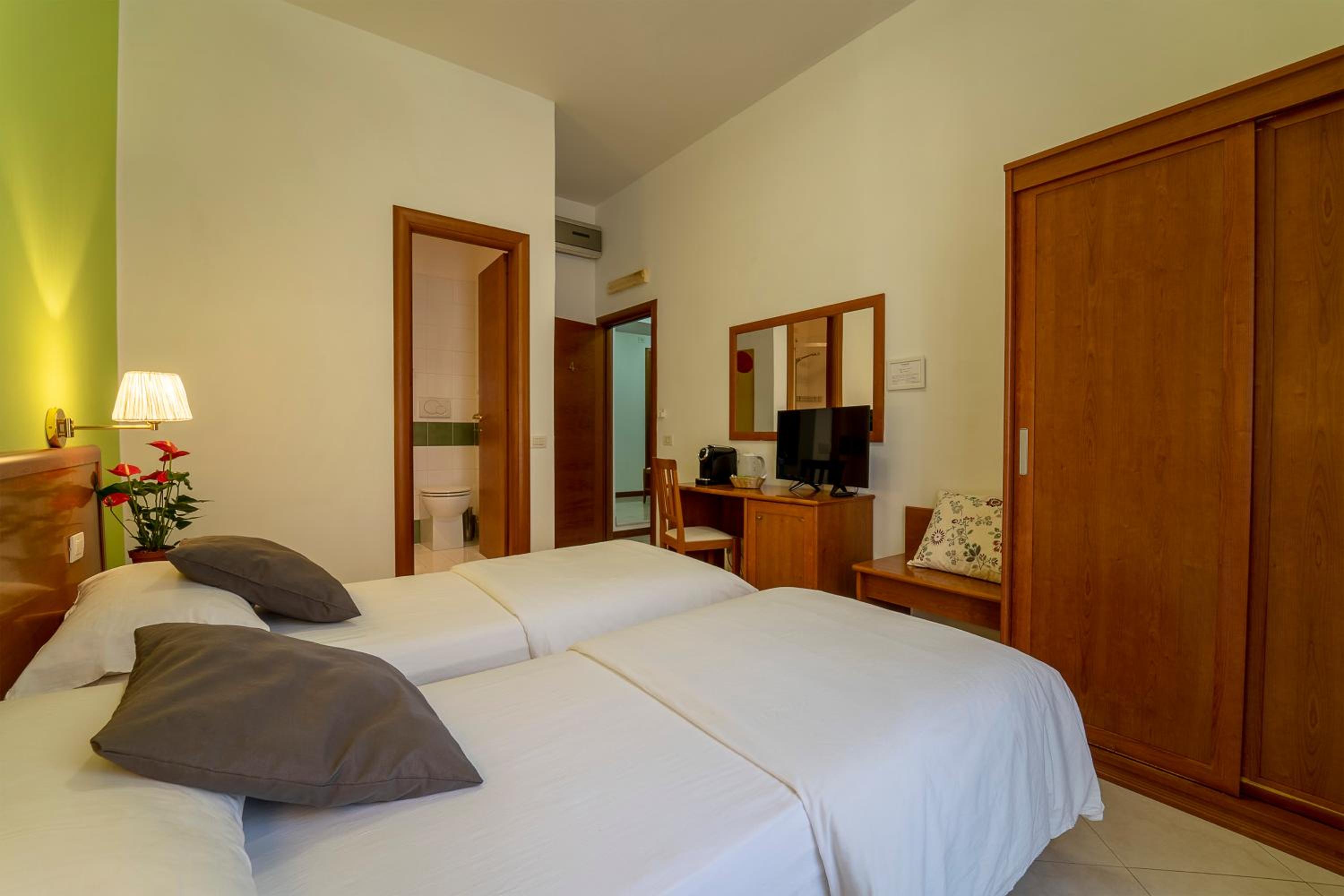 Large Double or Twin Room photo 2