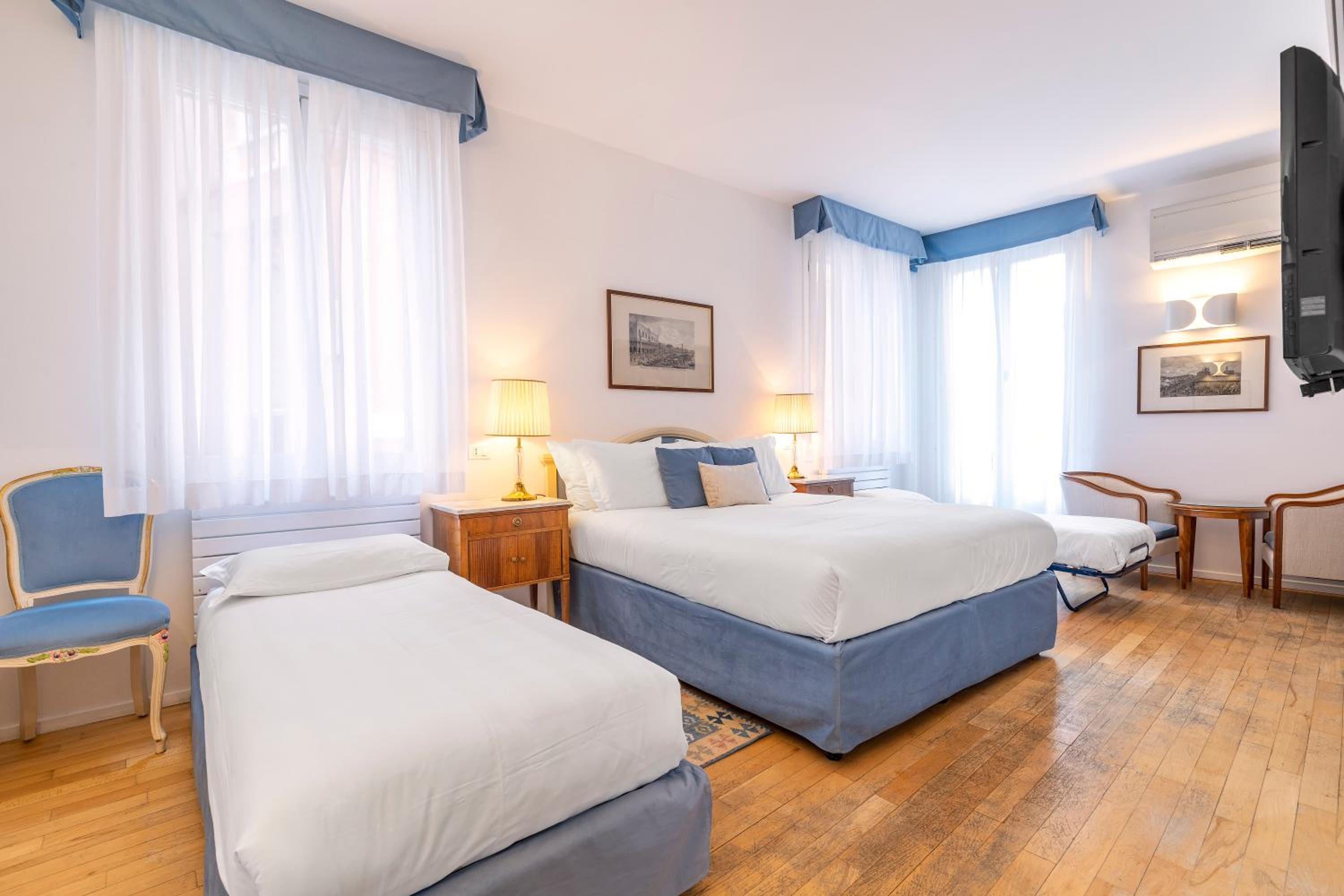 Deluxe Double Room with Canal View photo 3
