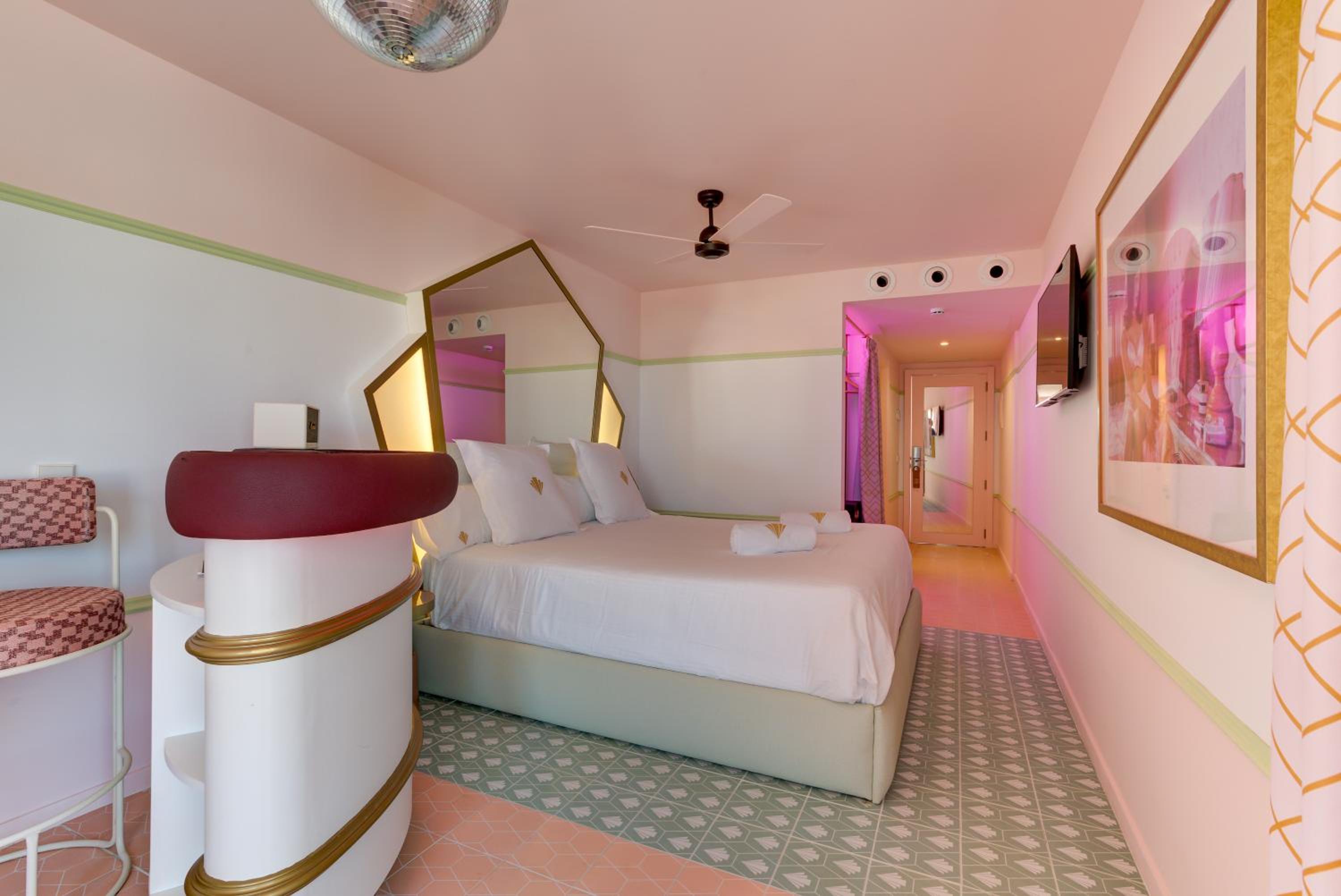 Suite - Photo 5