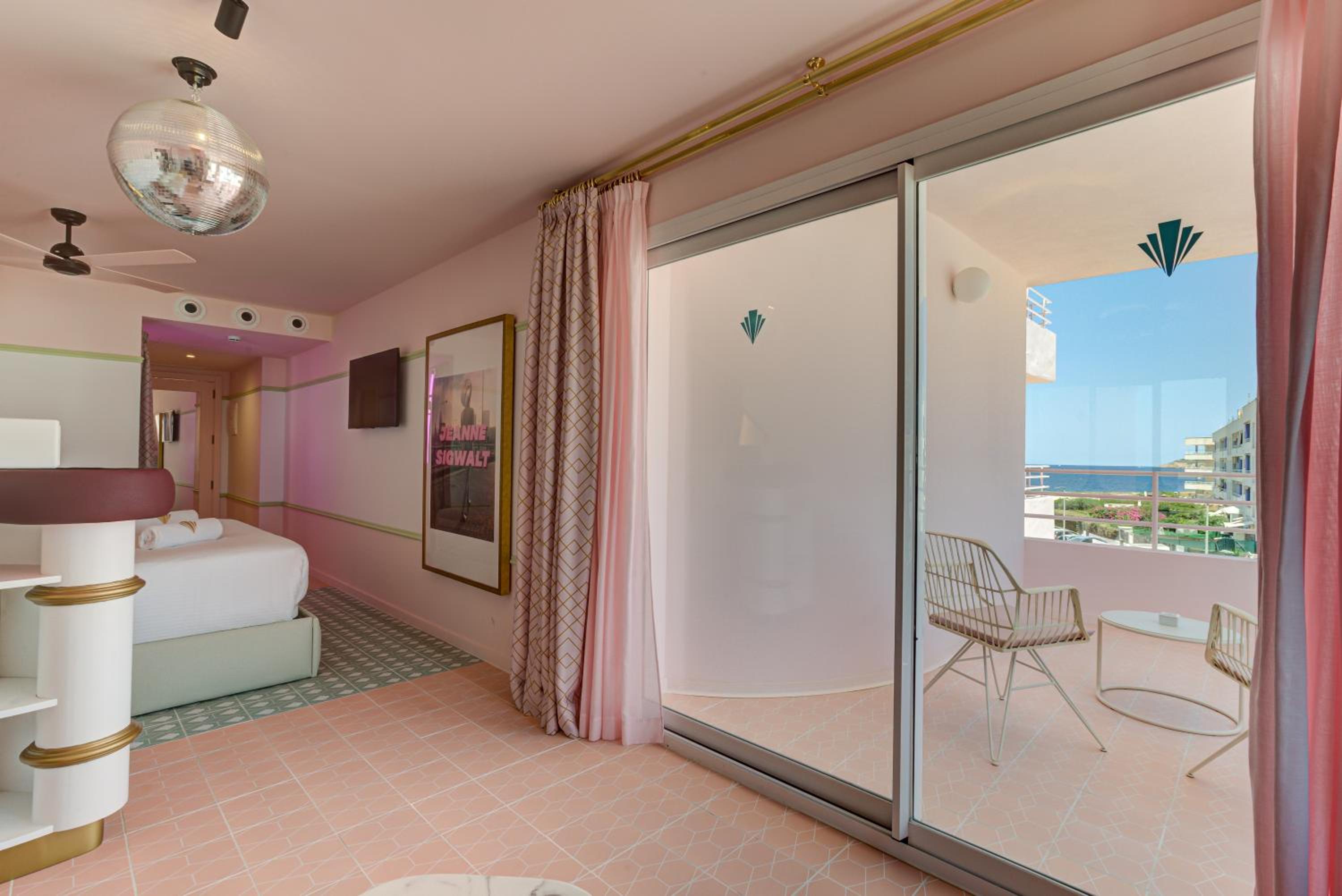 Suite - Photo 1