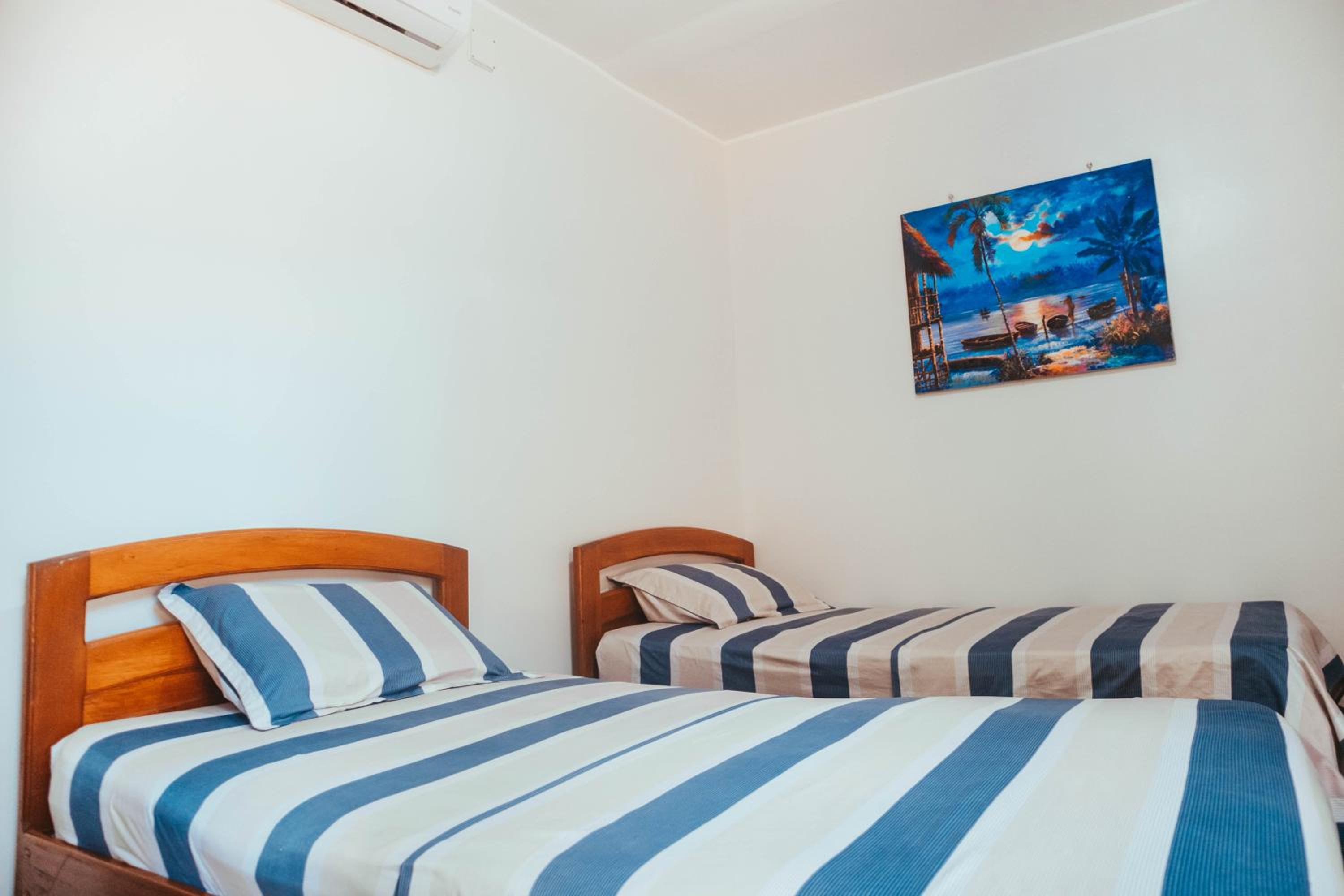 Twin Room with Private Bathroom photo 2