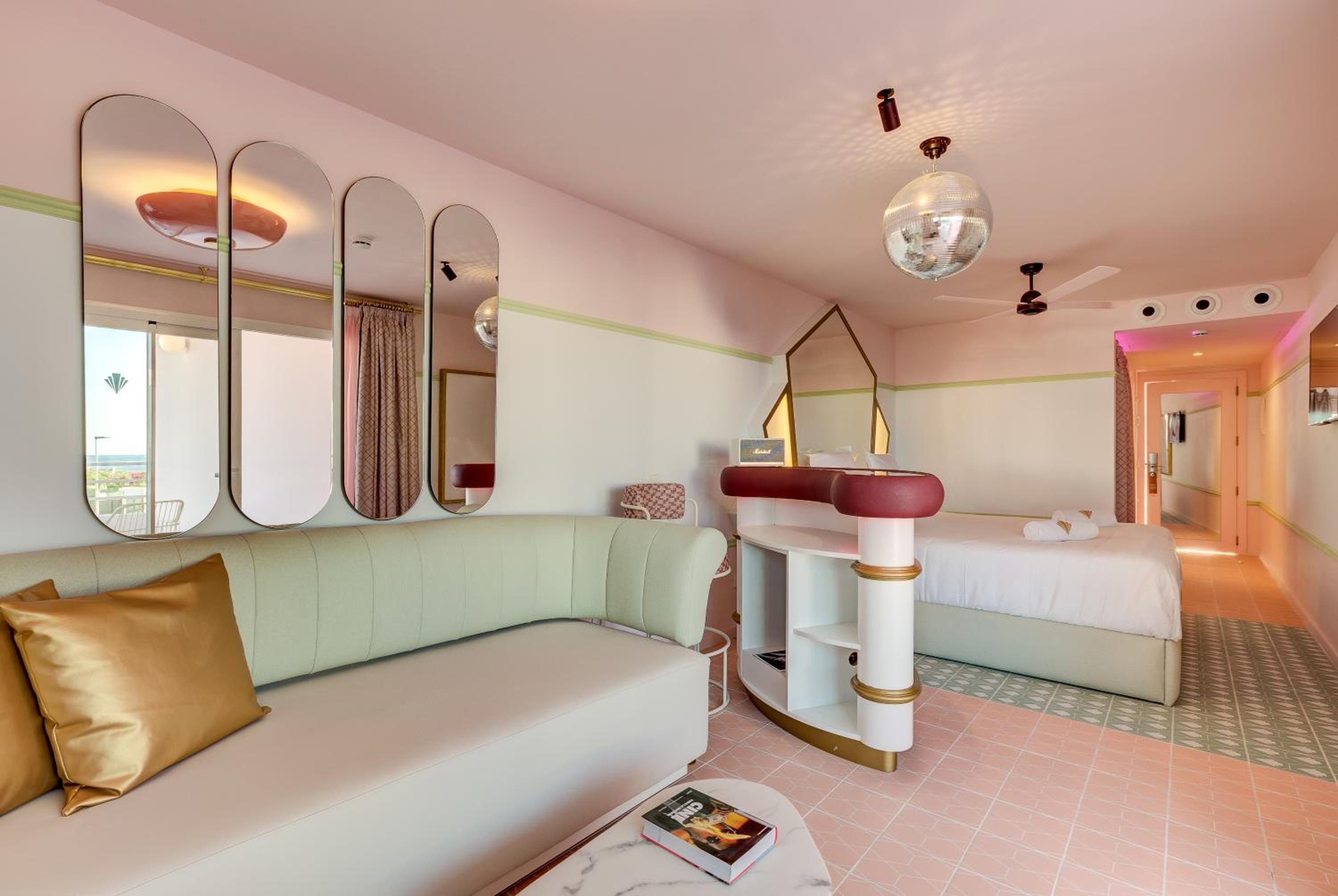 Suite - Photo 10