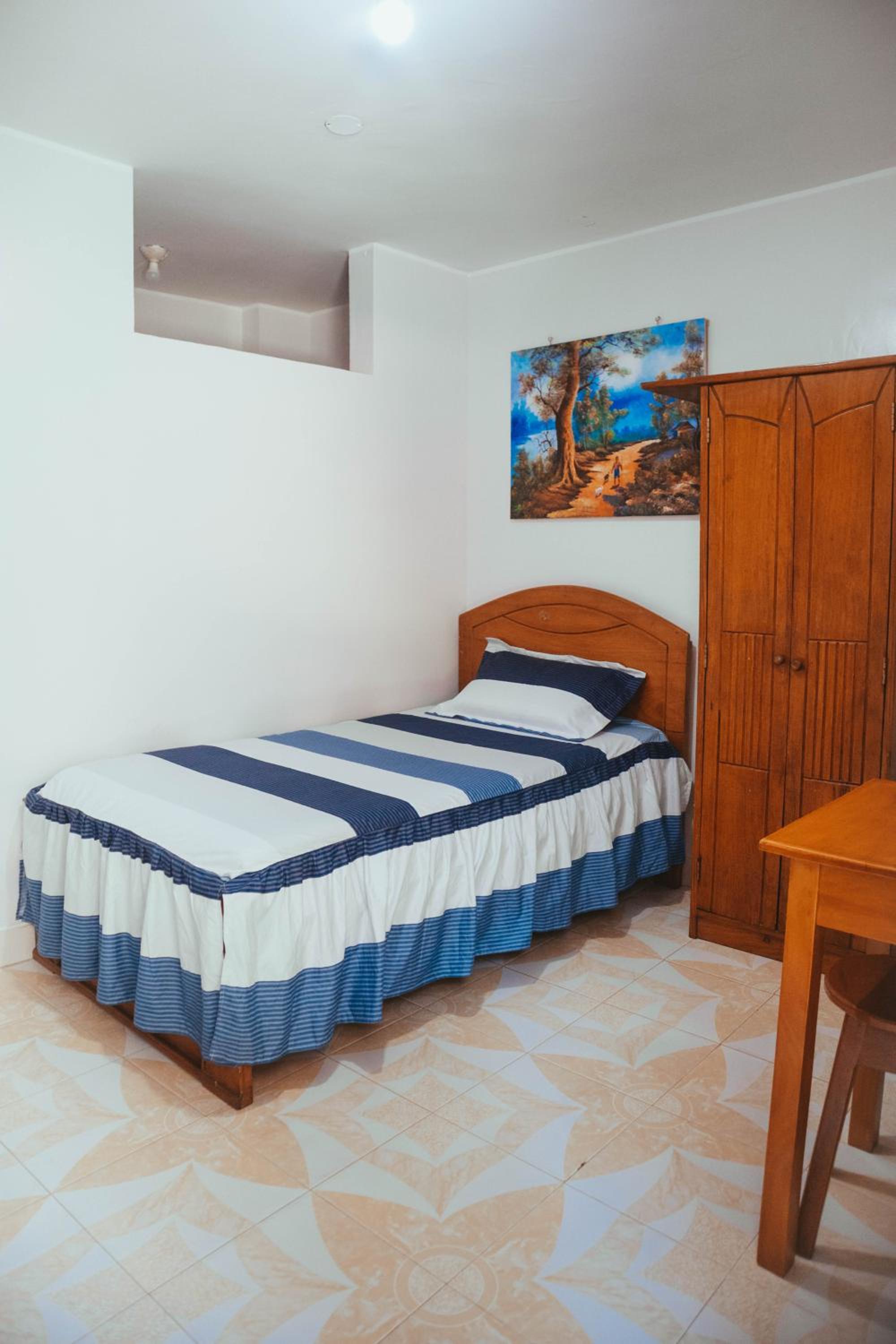 Single Room with Bathroom photo 2
