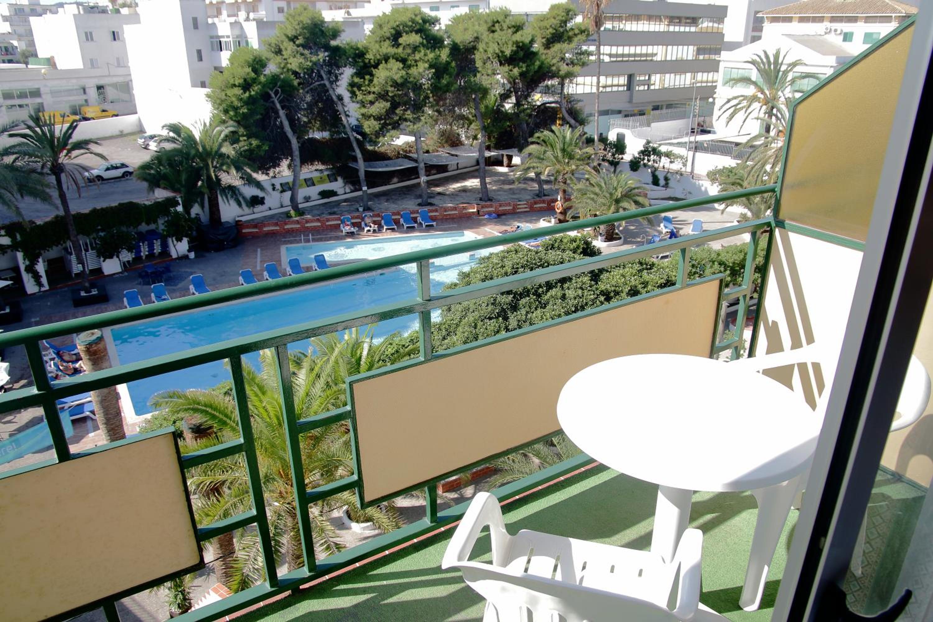 Twin Room with Balcony - Photo 5