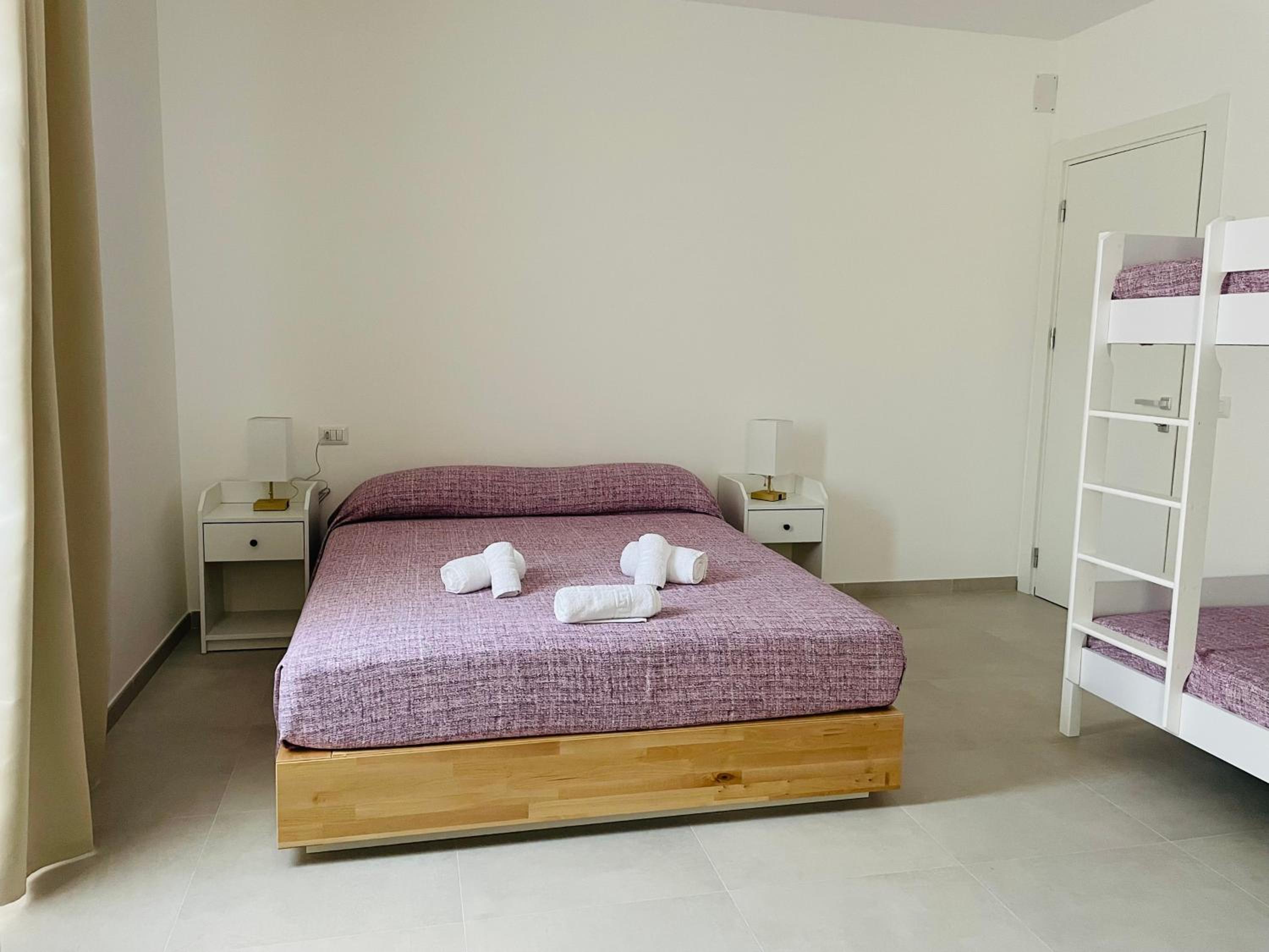 Quadruple Room with Private Bathroom photo 2
