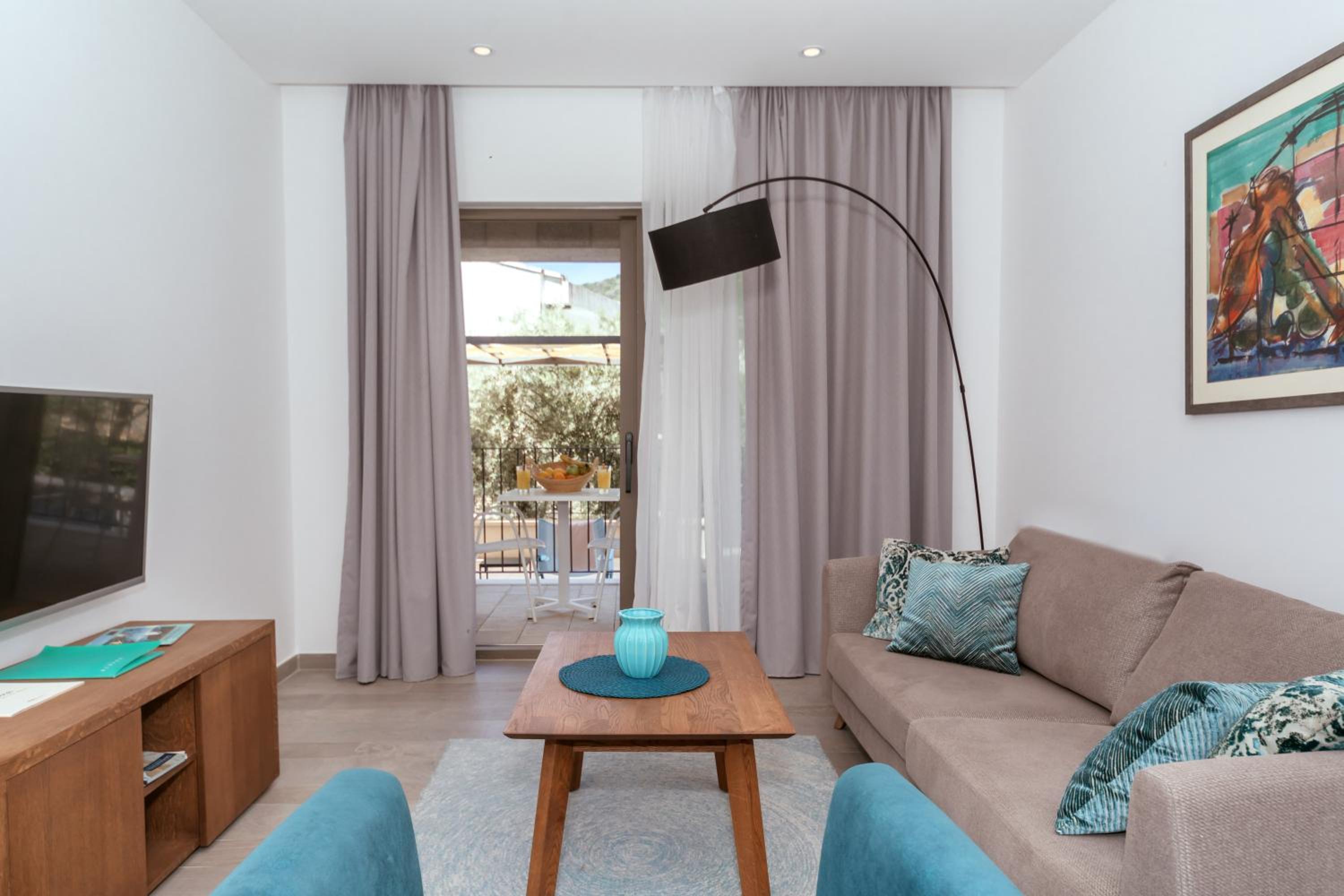 One-Bedroom Apartment with Pool View photo 2