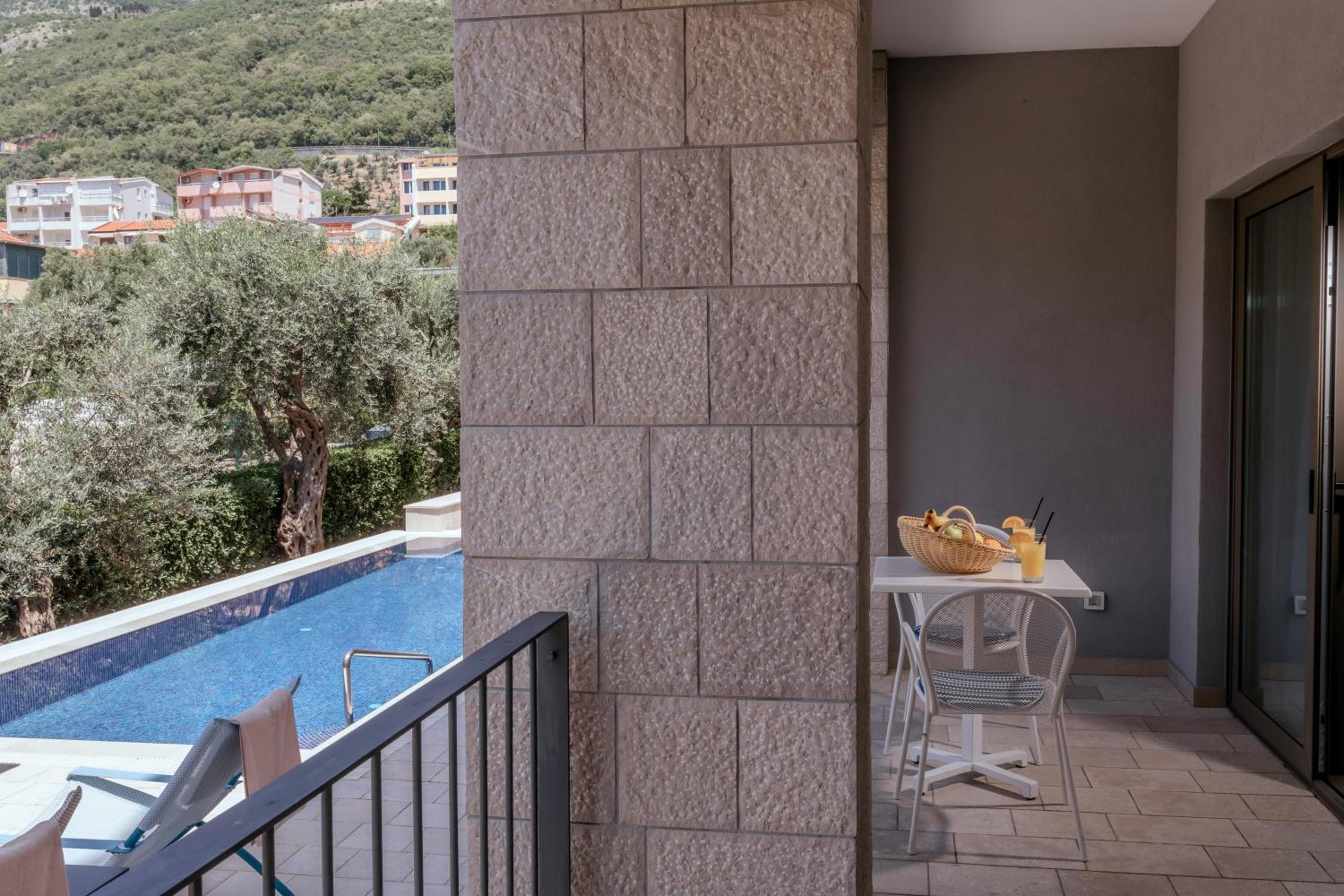 One-Bedroom Apartment with Pool View photo 3