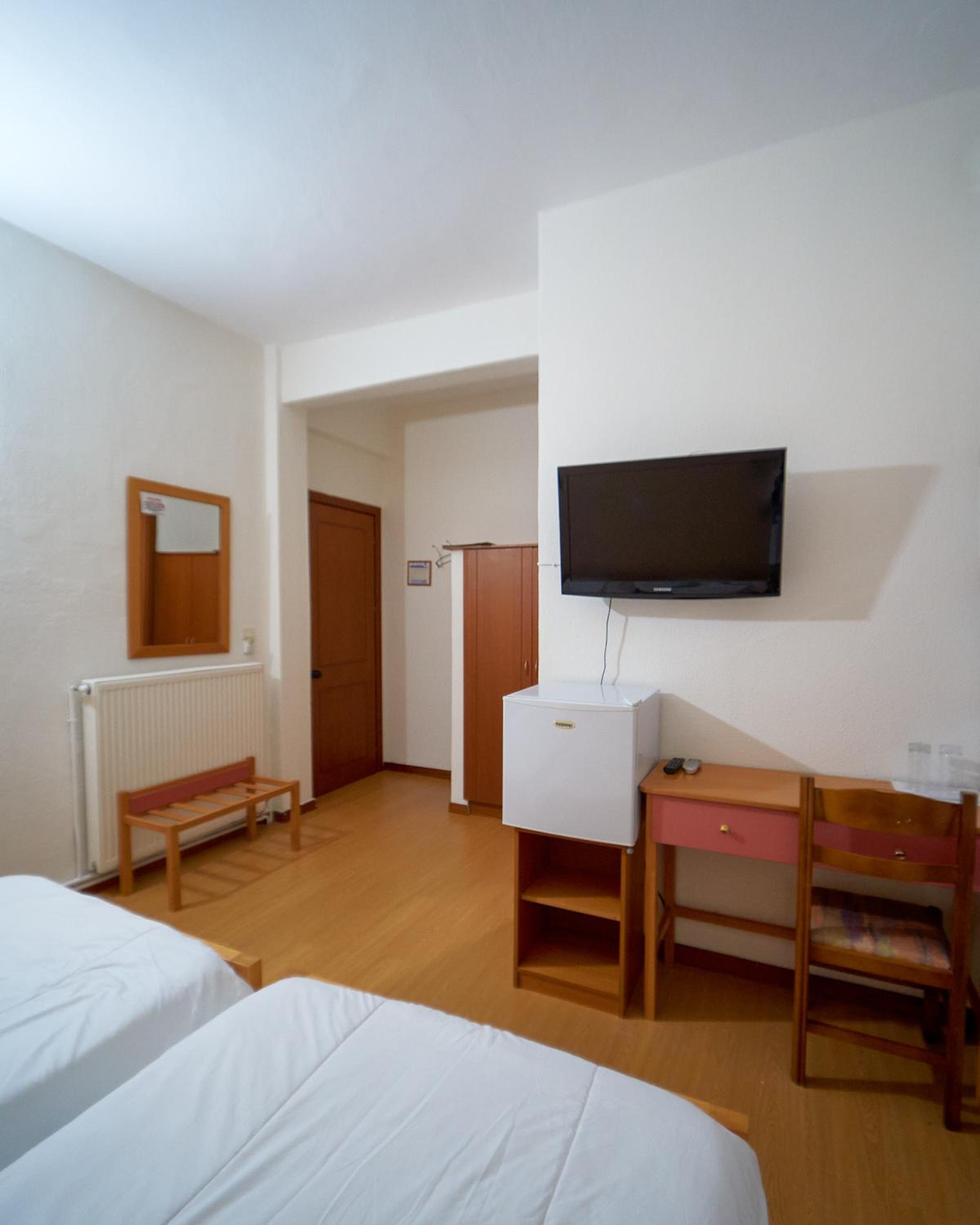 Twin Room - Photo 10