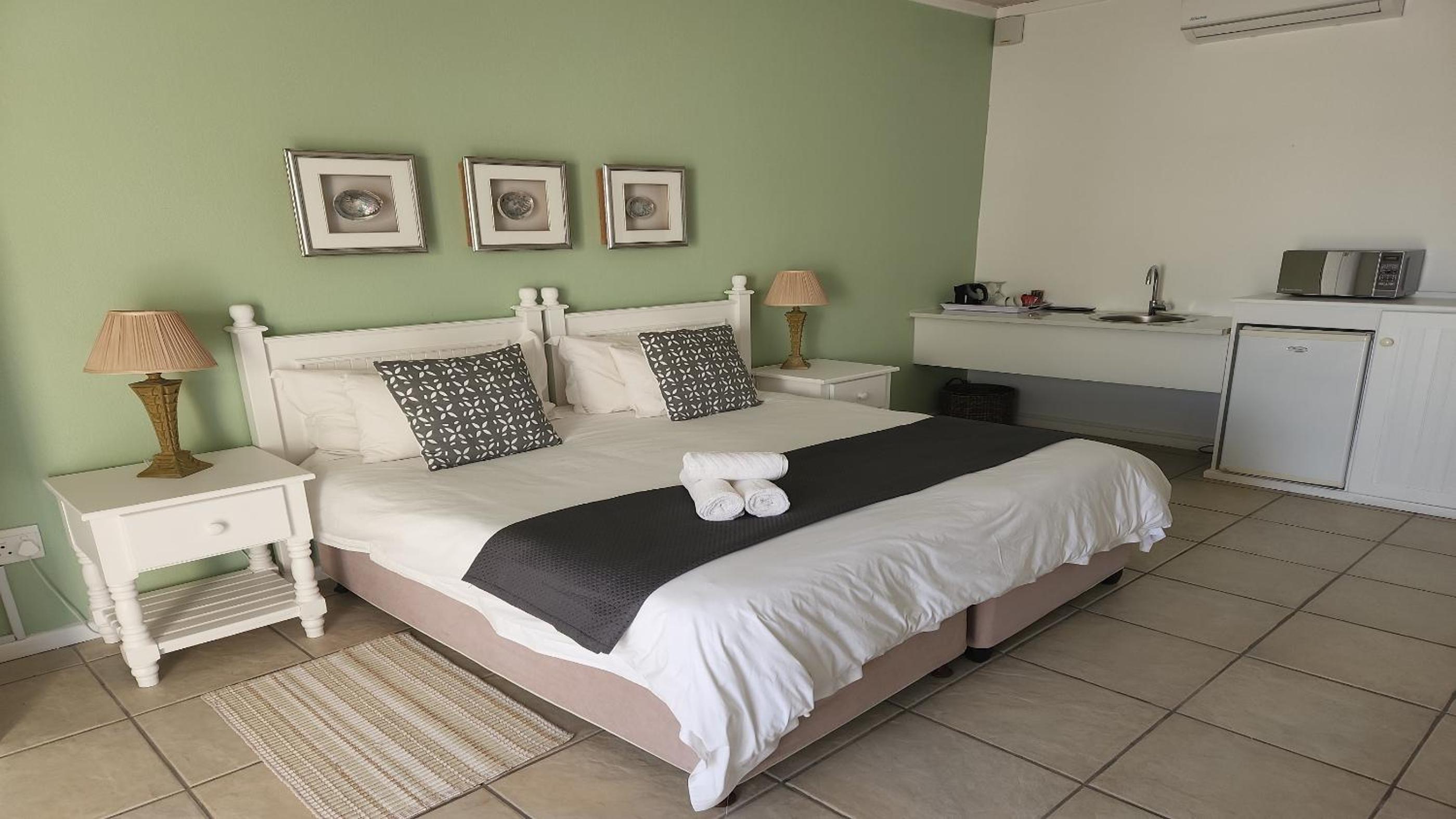 King Room with Roll-In Shower - Disability Access - Photo 3