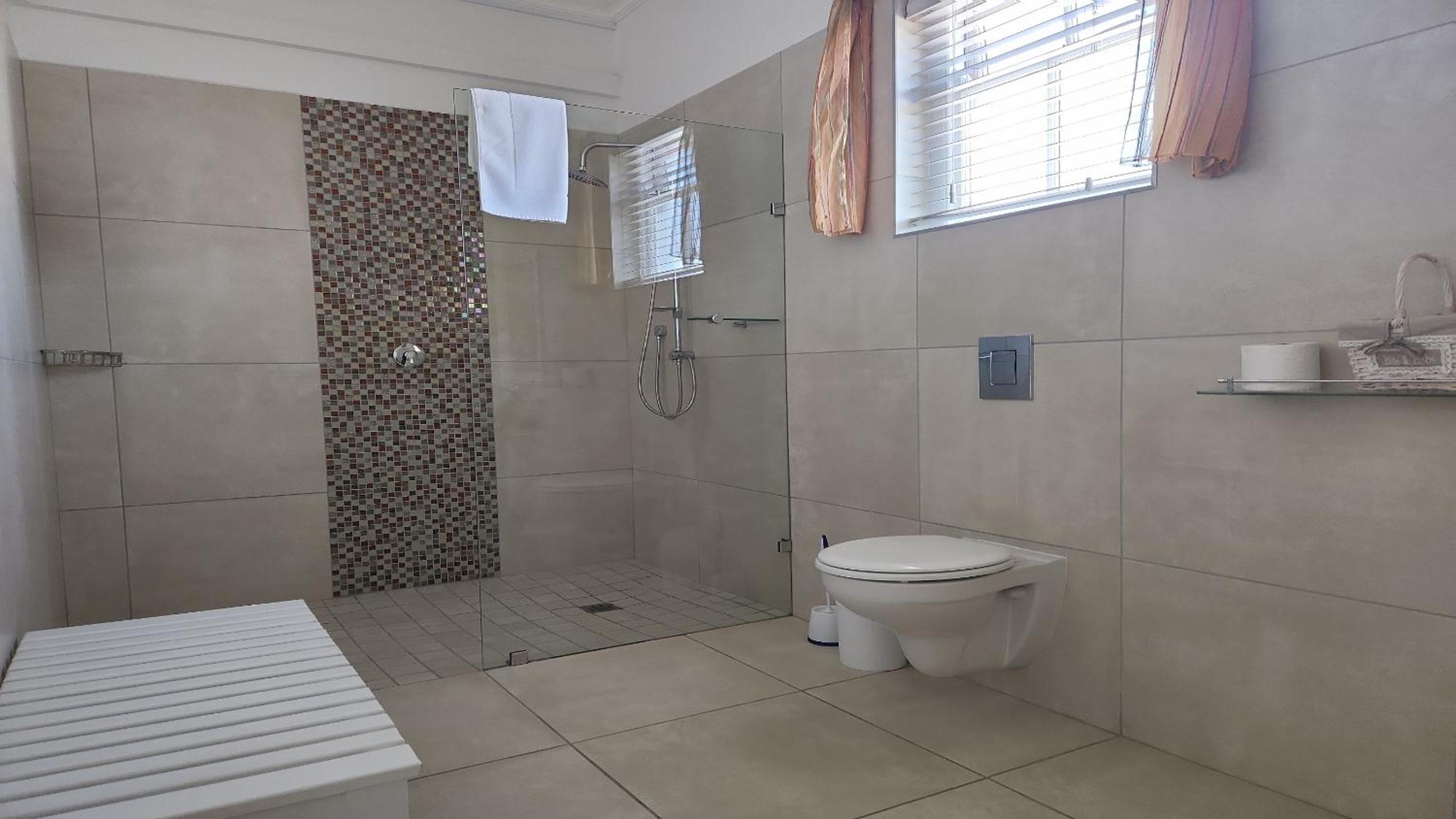 King Room with Roll-In Shower - Disability Access - Photo 6