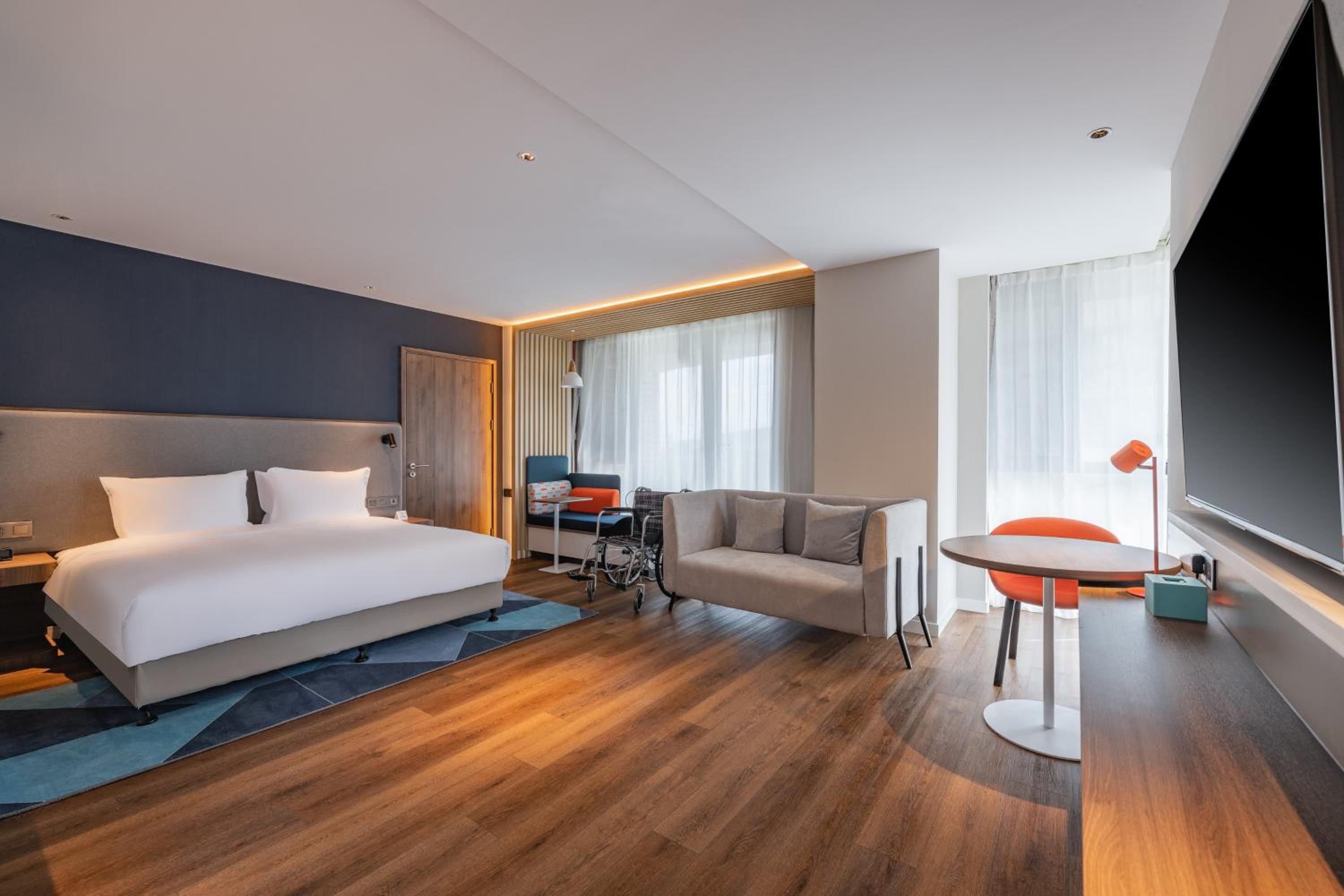 Standard King Room - Accessible - Photo 6