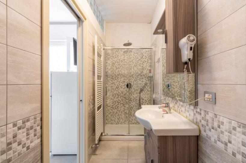Triple Room with Private Bathroom - Photo 14