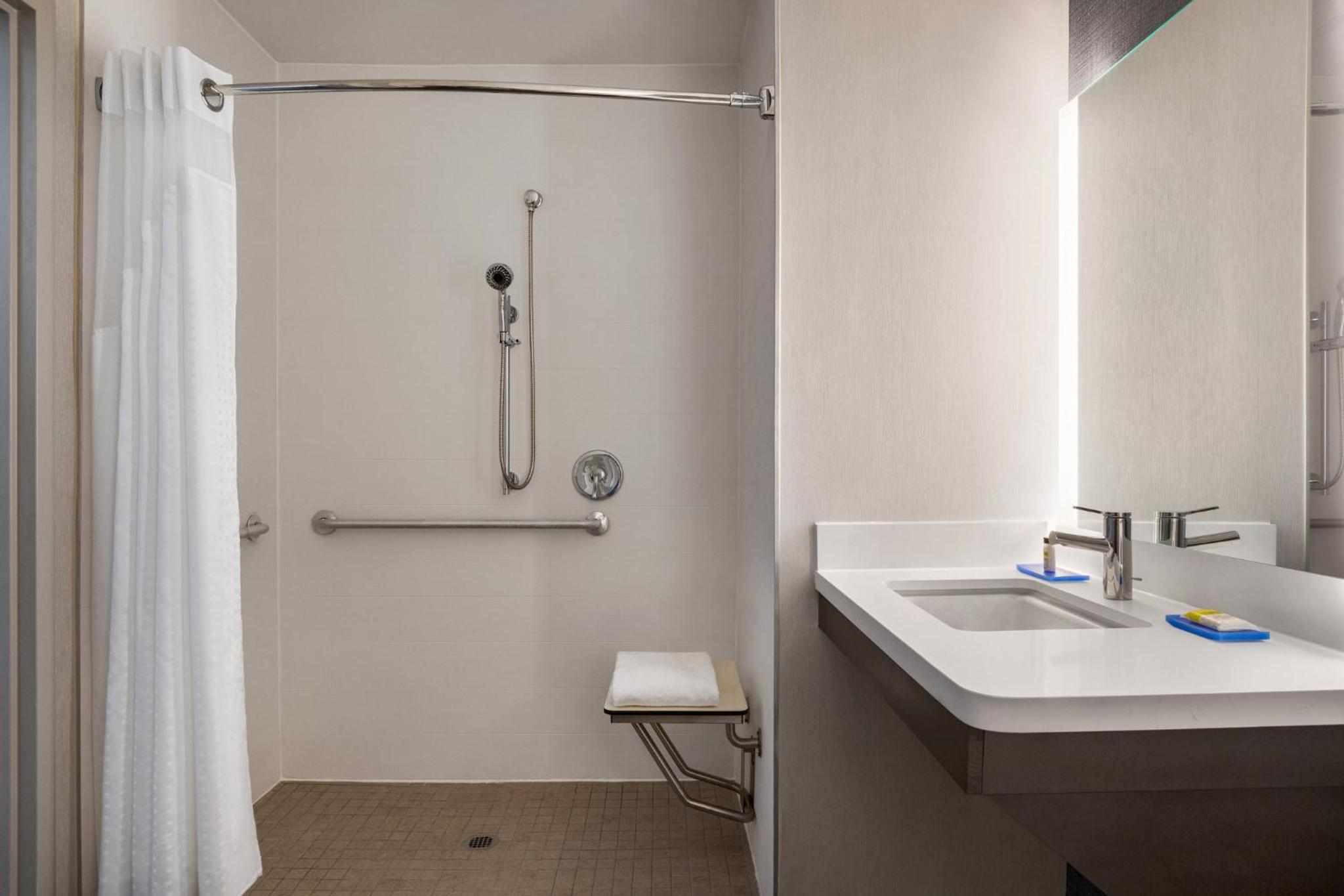 Queen Room with Two Queen Beds - Disability Access Hearing Accessible - Roll-In Shower - Photo 5