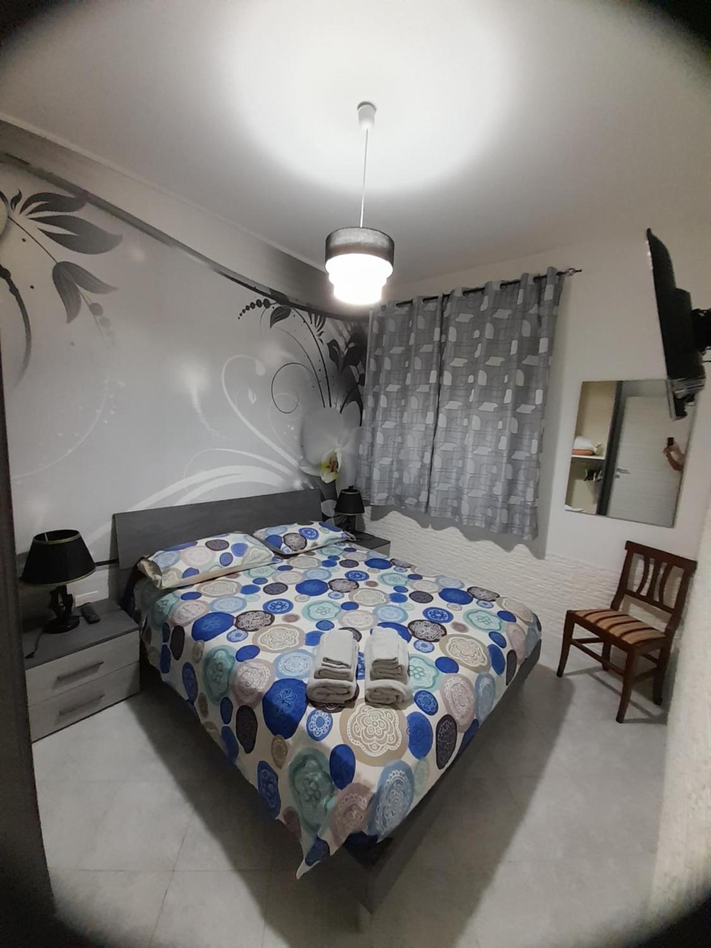 Five-Bedroom House photo 1