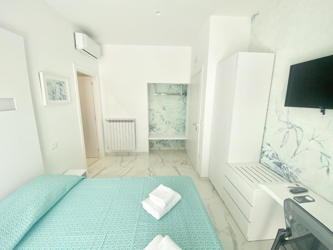 Double Room with Balcony and Sea View photo 3