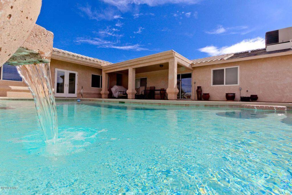 Five-Bedroom House photo 2