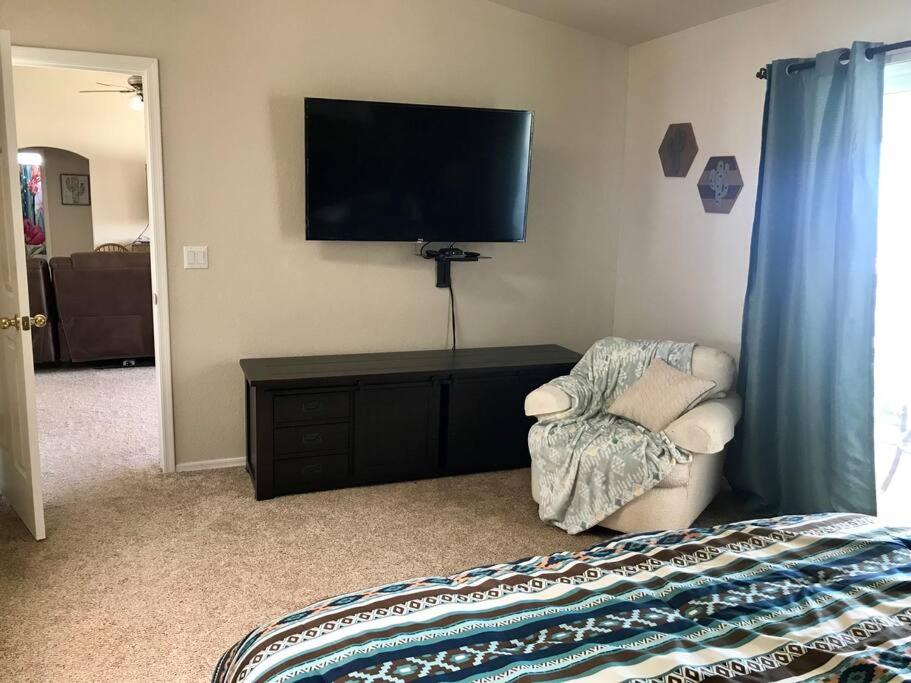 Five-Bedroom House photo 3