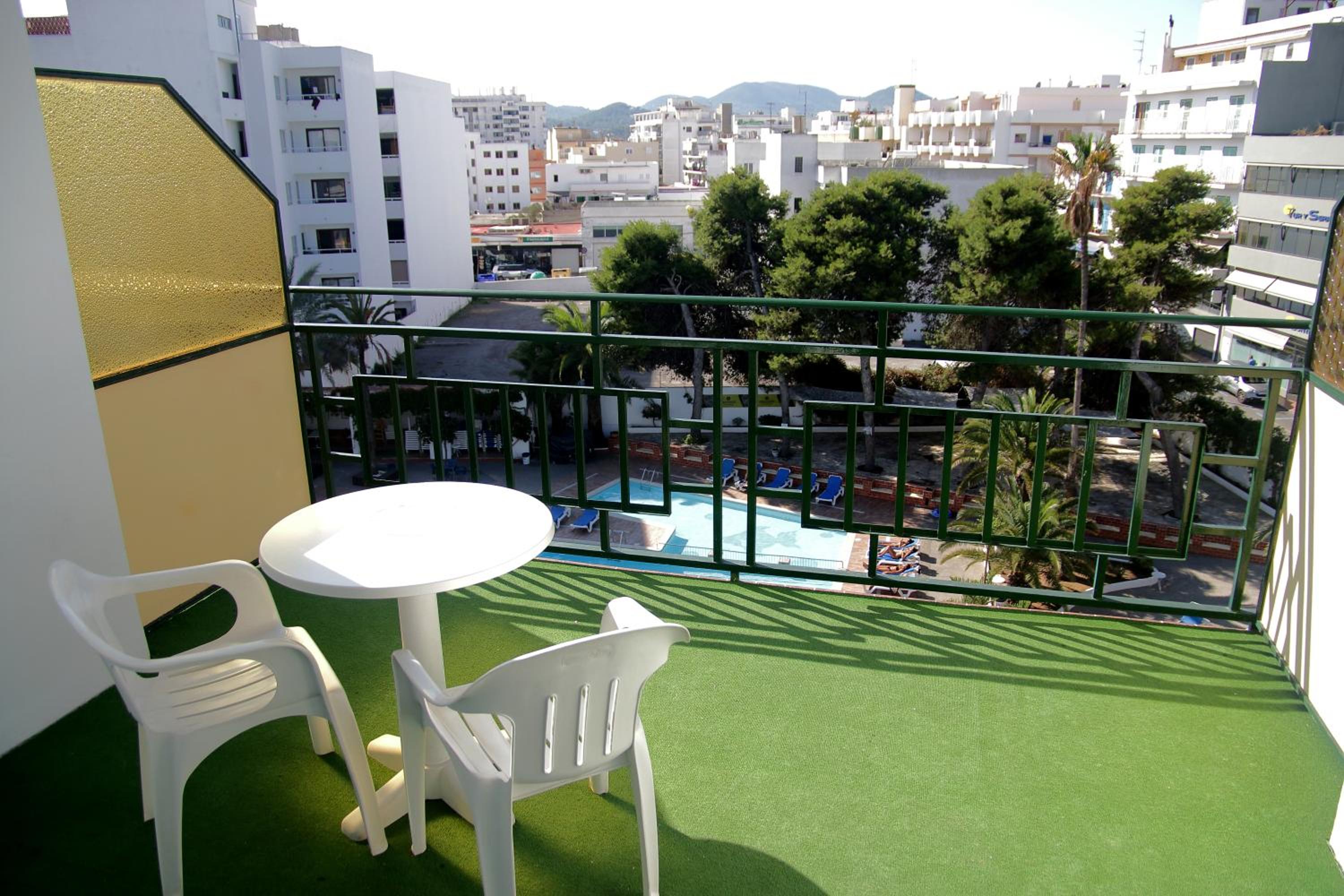 Twin Room with Balcony - Photo 4