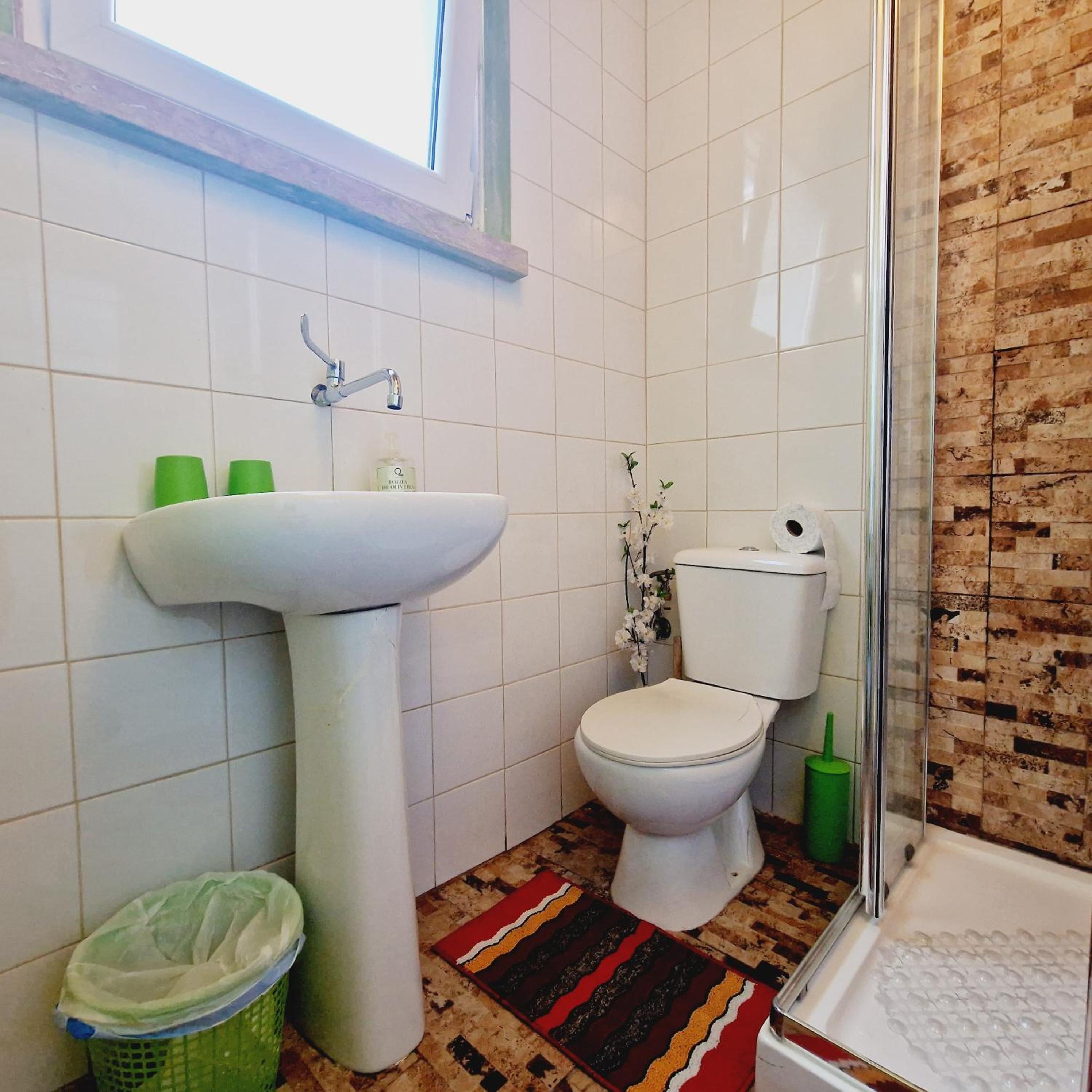 Double Room with Private Bathroom - Photo 17