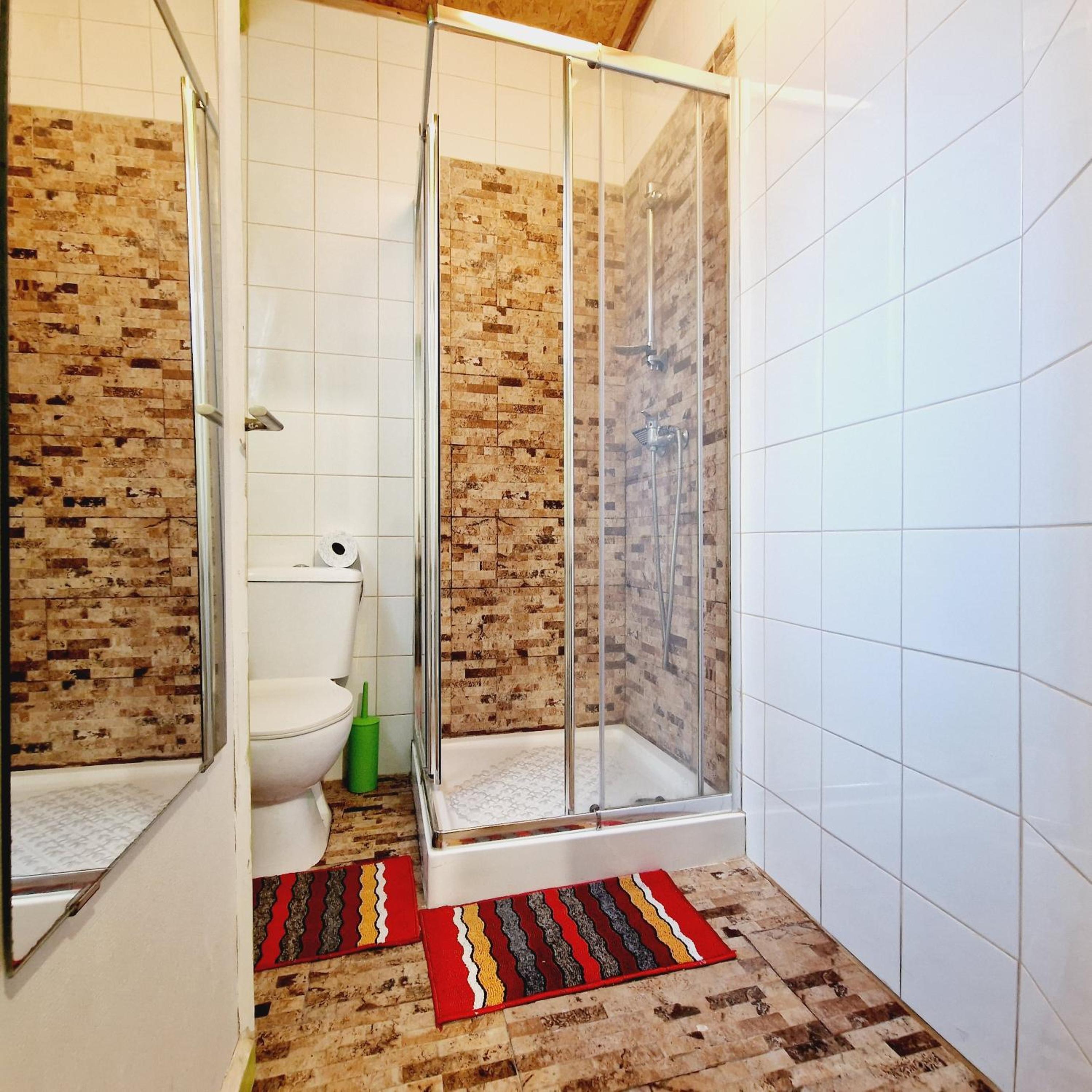 Double Room with Private Bathroom - Photo 18