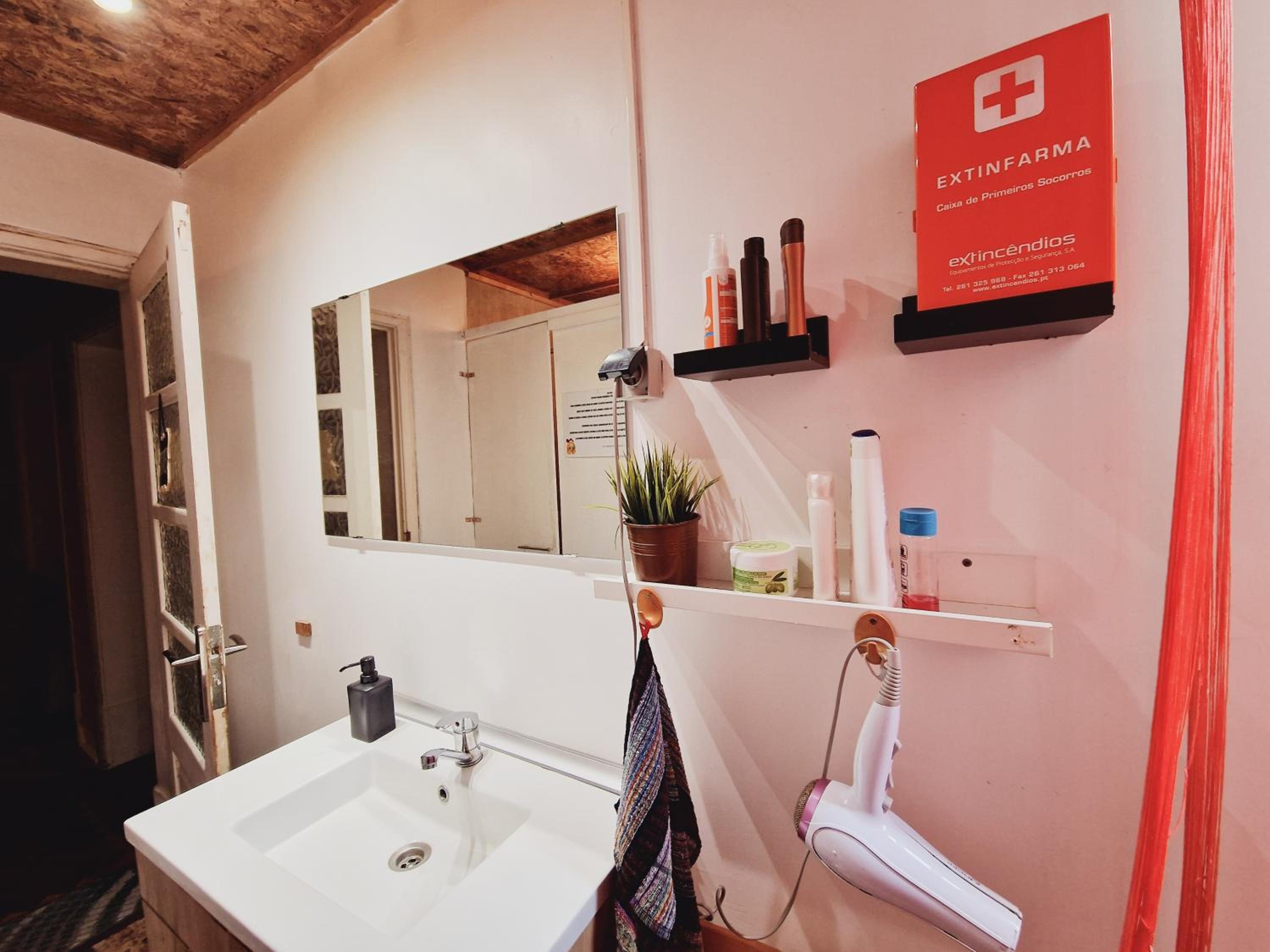 Double Room with Private Bathroom - Photo 23