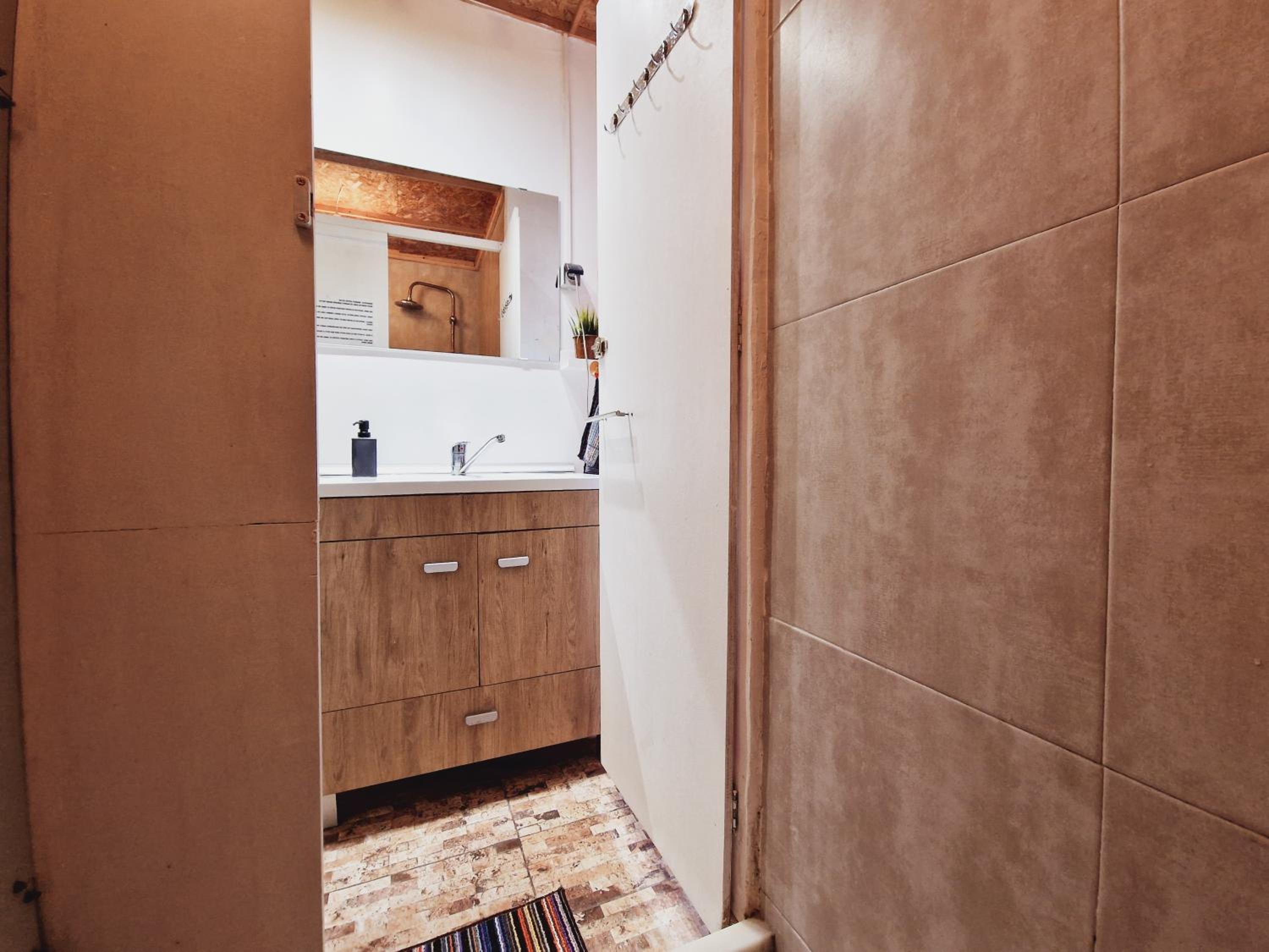 Double Room with Private Bathroom - Photo 25