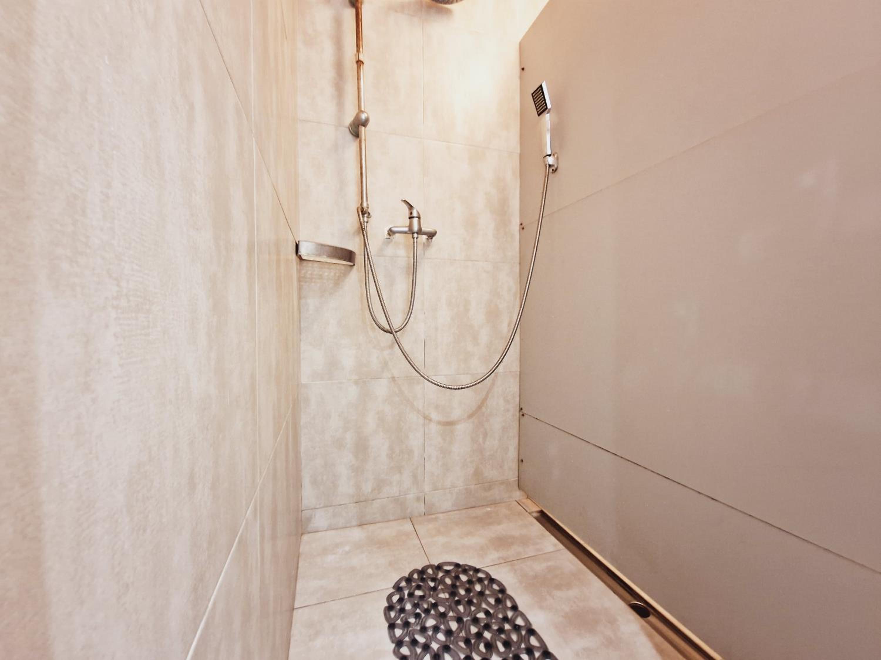 Double Room with Private Bathroom - Photo 27