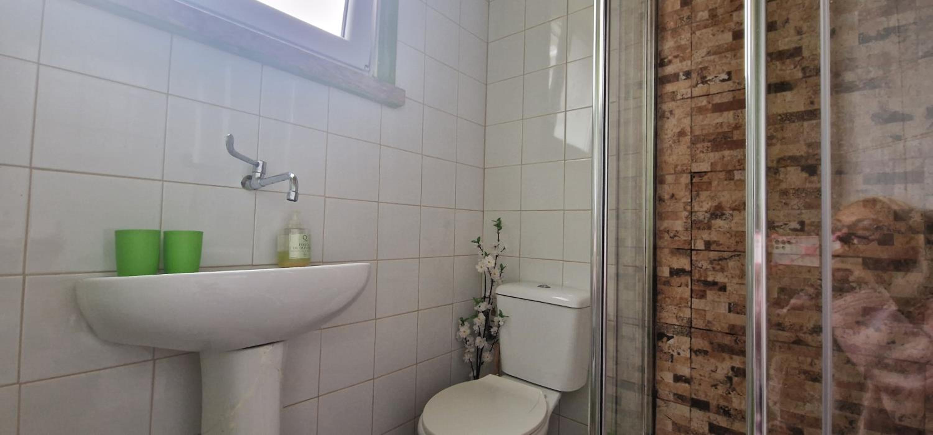Double Room with Private Bathroom - Photo 8