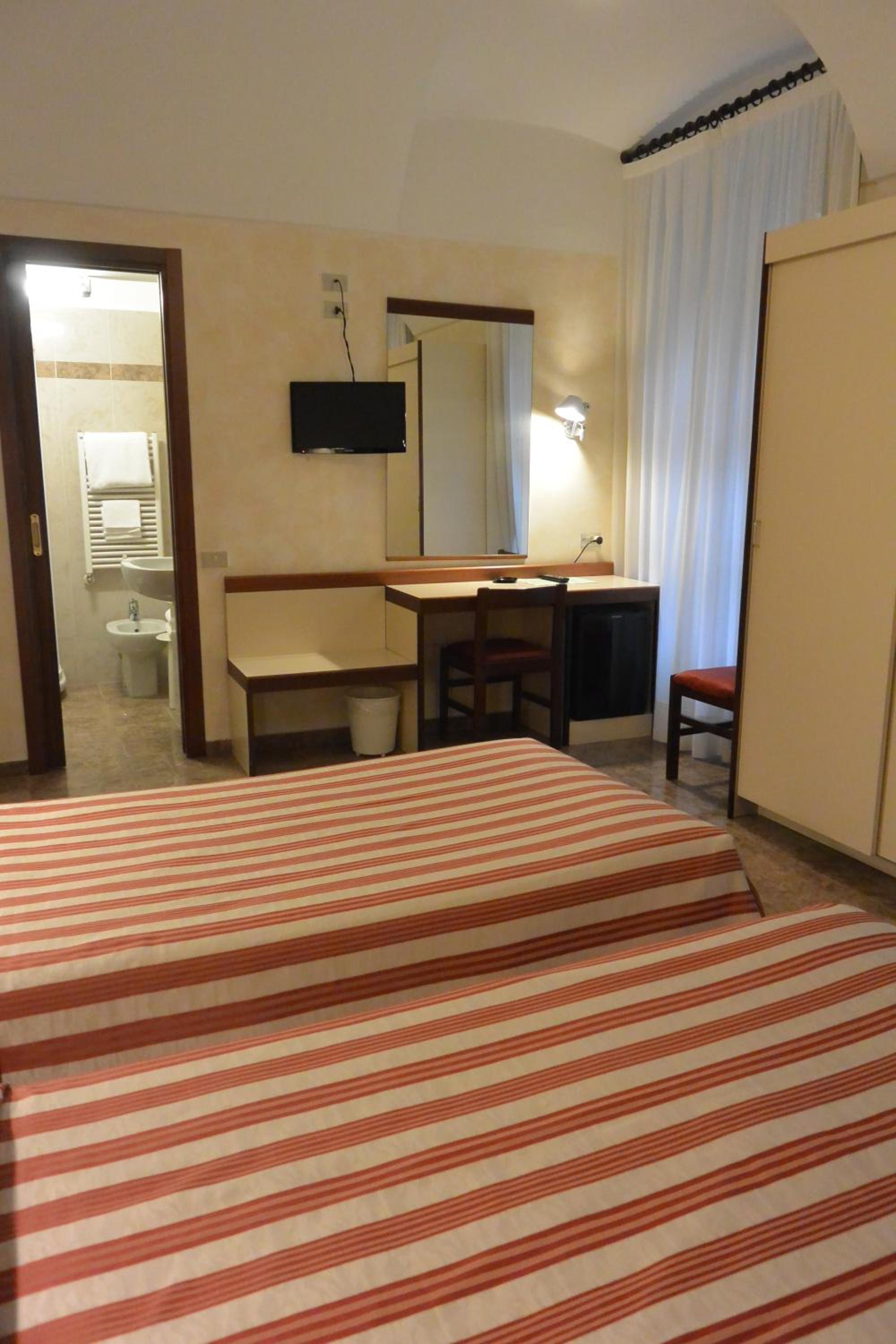 Economy Triple Room - Photo 2