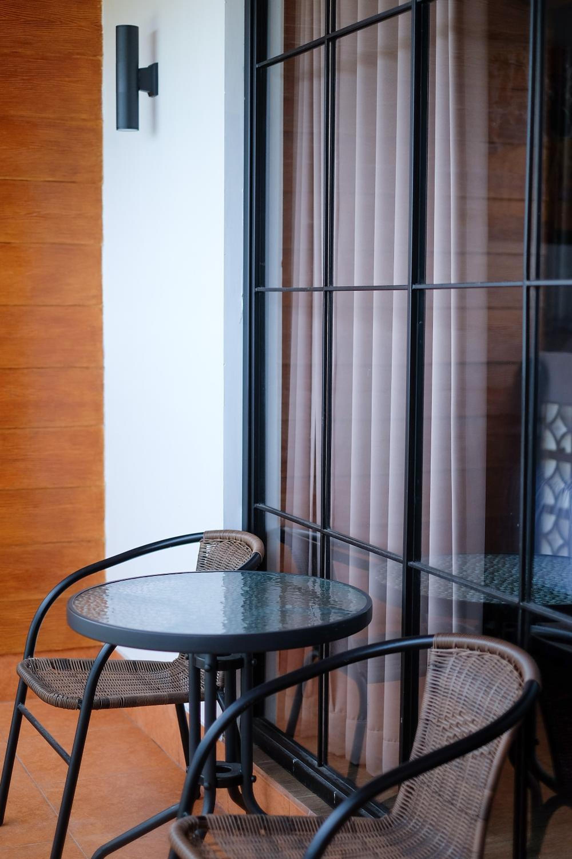 Queen Room with Balcony - Photo 8