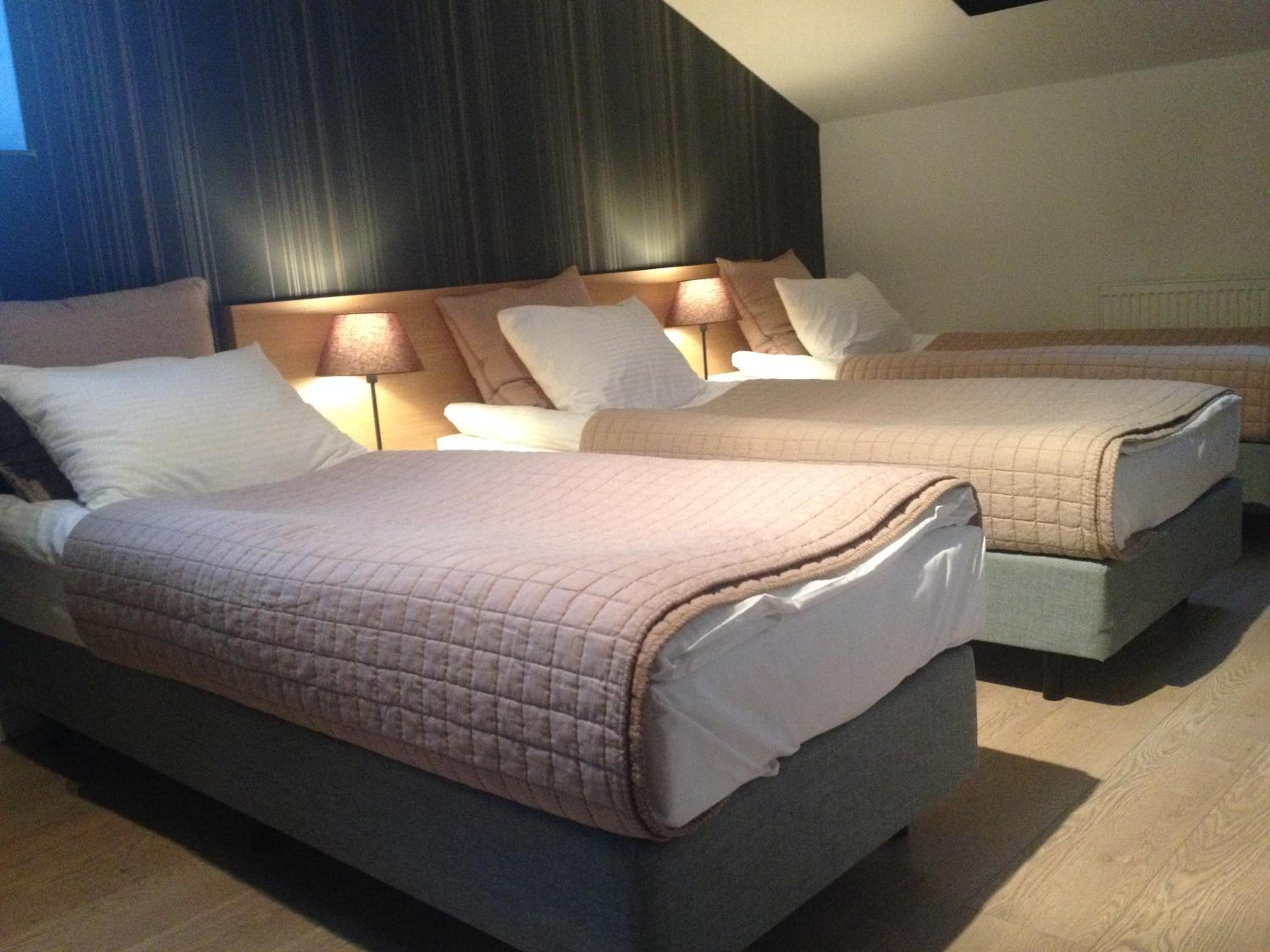 Double or Twin Room with Bathroom - Photo 2