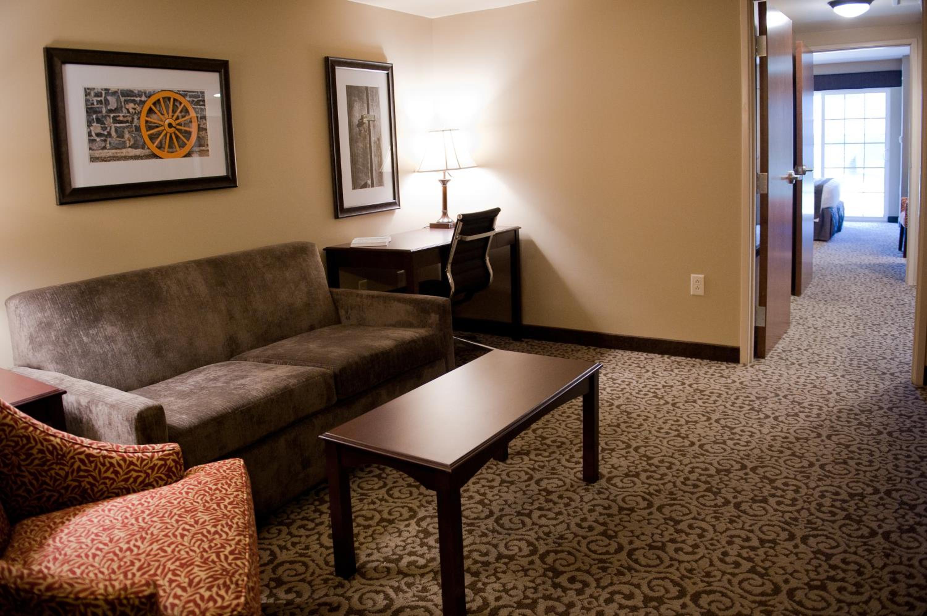 Queen Room with Two Queen Beds and Sofa Bed photo 3