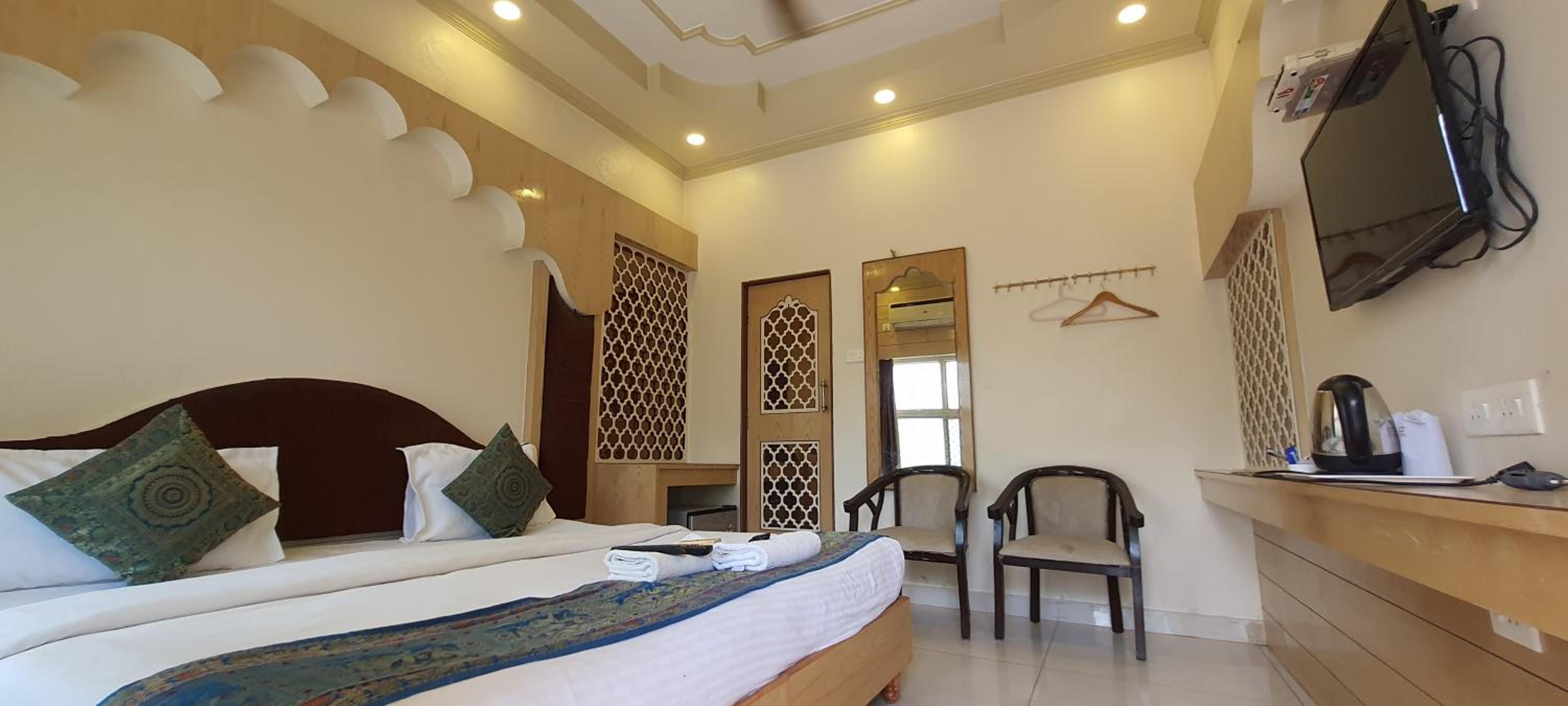 Deluxe Double Bed City View - Photo 6