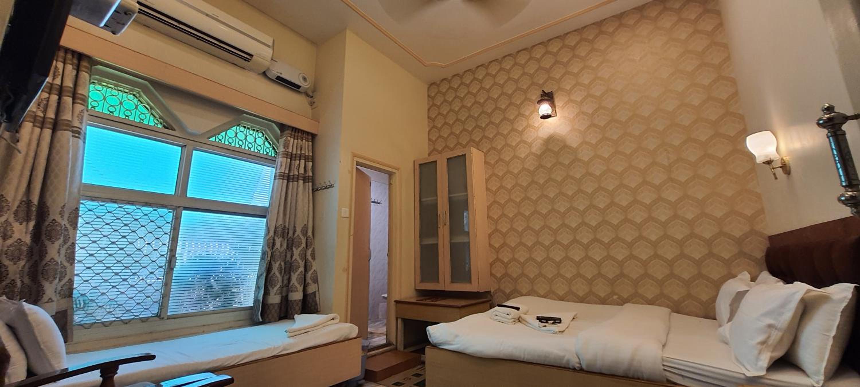 Economy Triple Bed Non View - Photo 3
