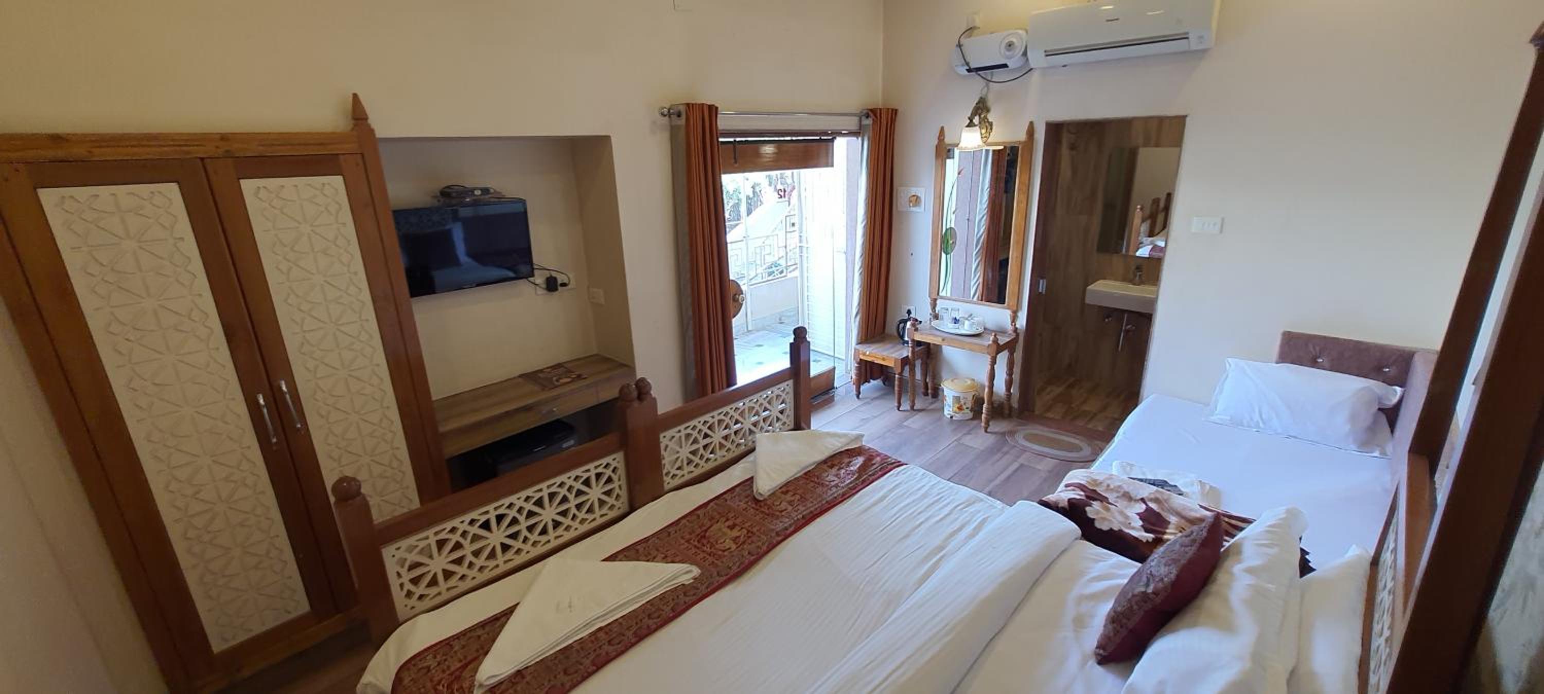 Deluxe Triple Bed Room City View - Photo 9