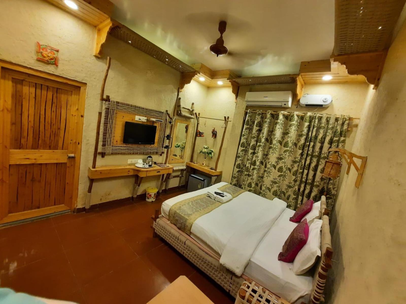 Deluxe Double Bed City View - Photo 2