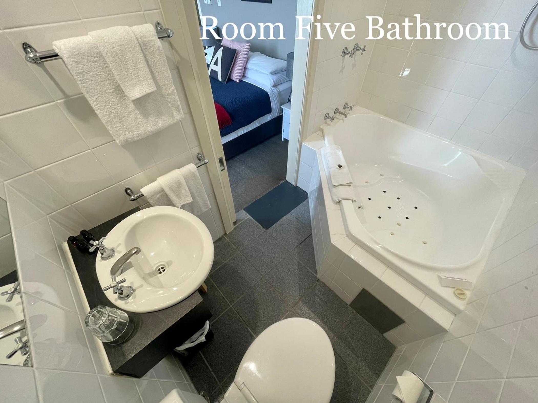 Queen Room With Bath photo 3