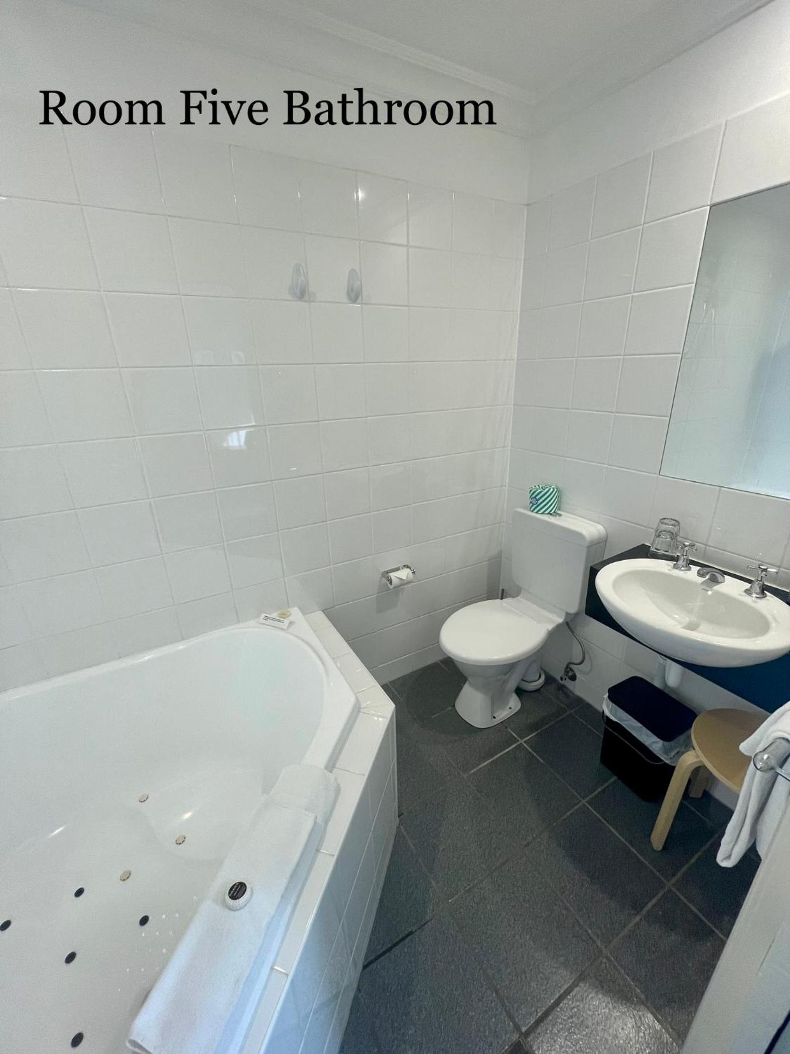 Queen Room With Bath photo 2