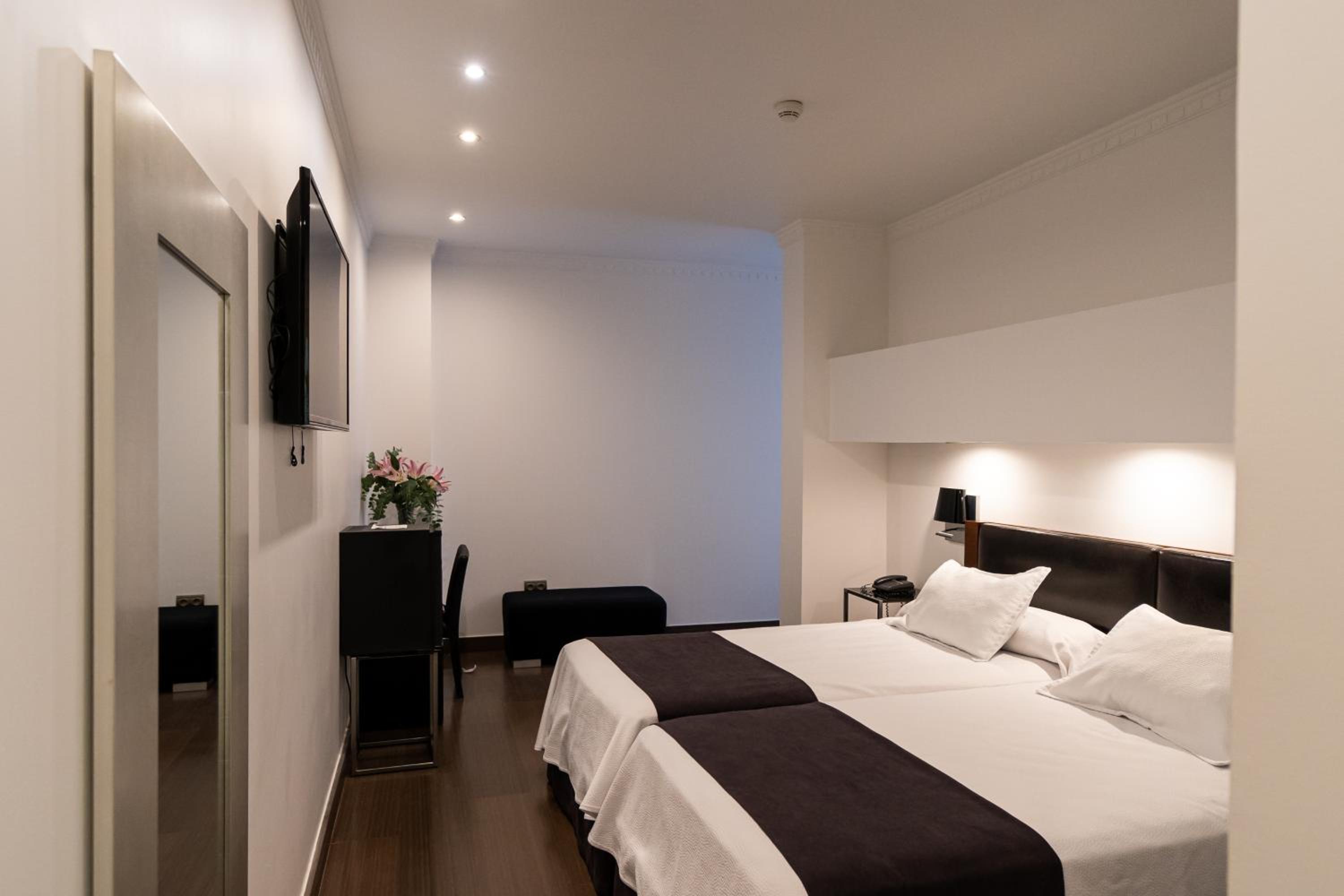 Twin Interior - Photo 5