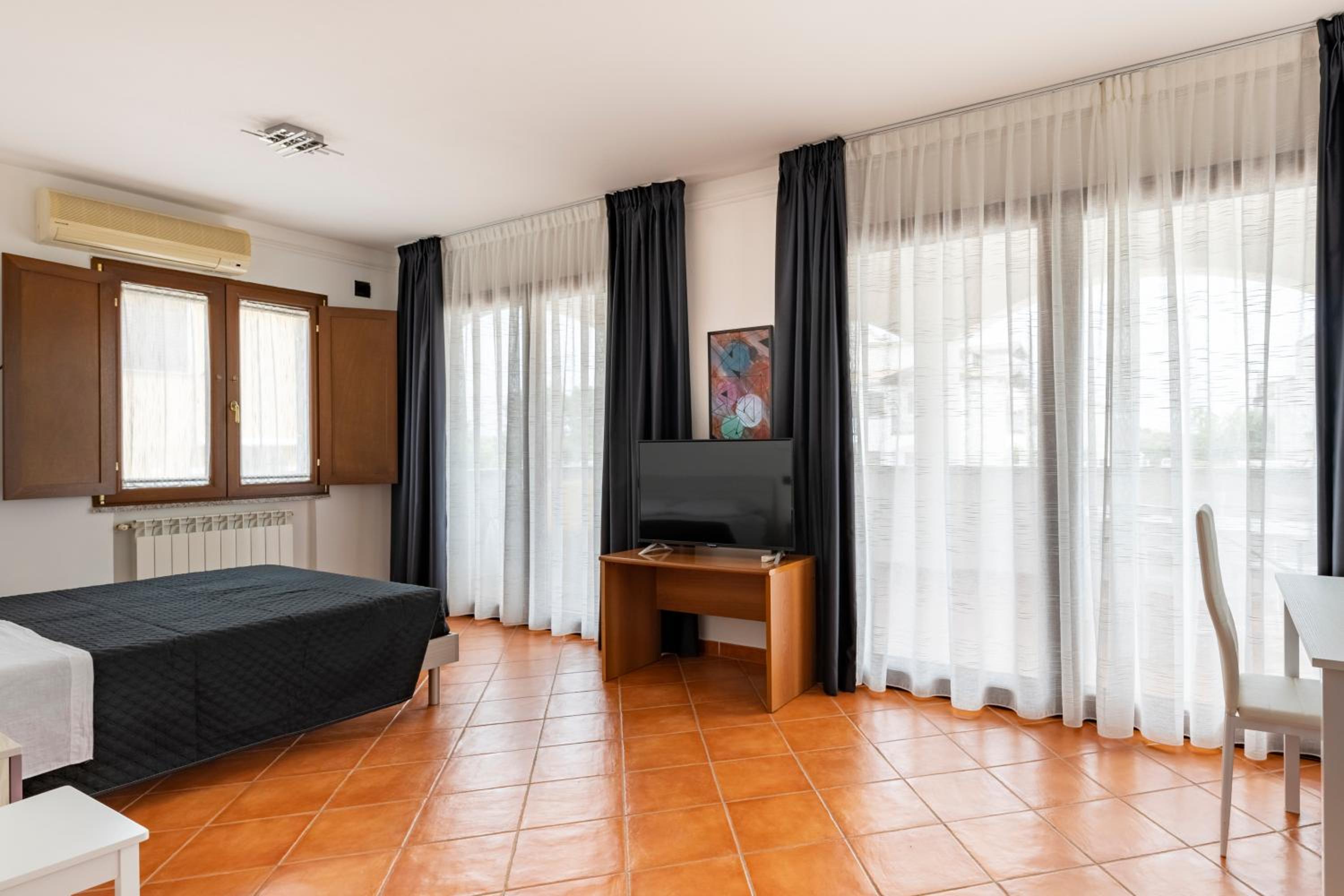 Family Room with Balcony photo 2