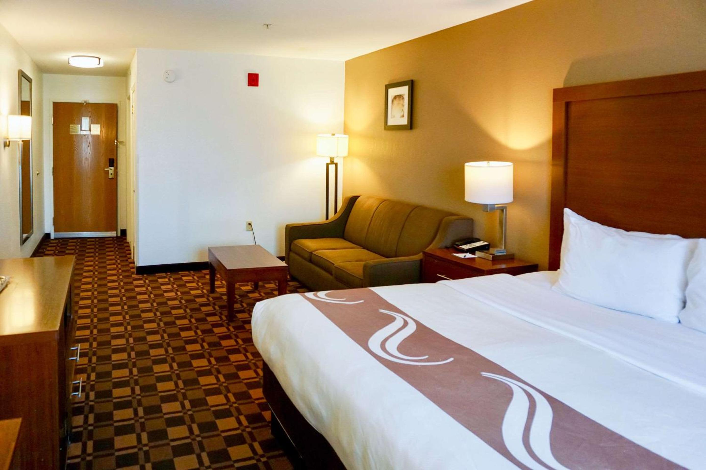 King Suite with Sofa Bed - Non-Smoking - Photo 6