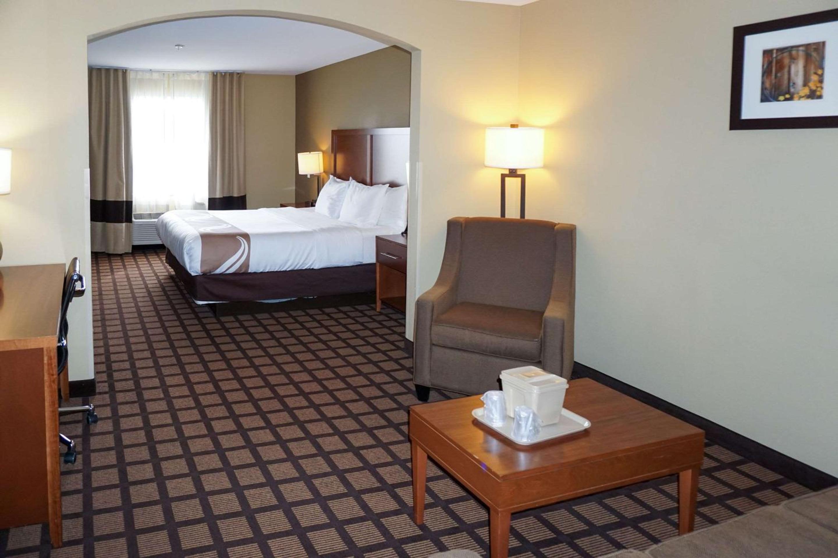 King Suite - Non-Smoking - Photo 4