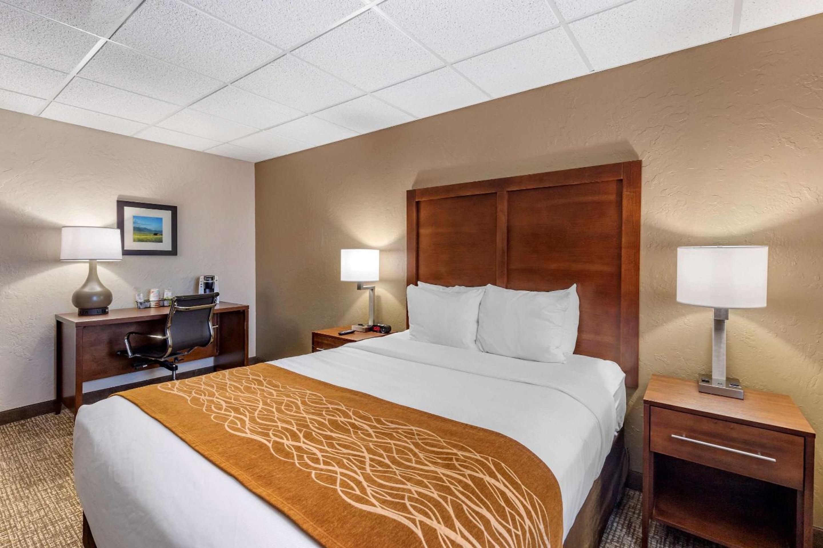 Standard Queen Room with Transfer Shower - Accessible/Non-Smoking photo 2