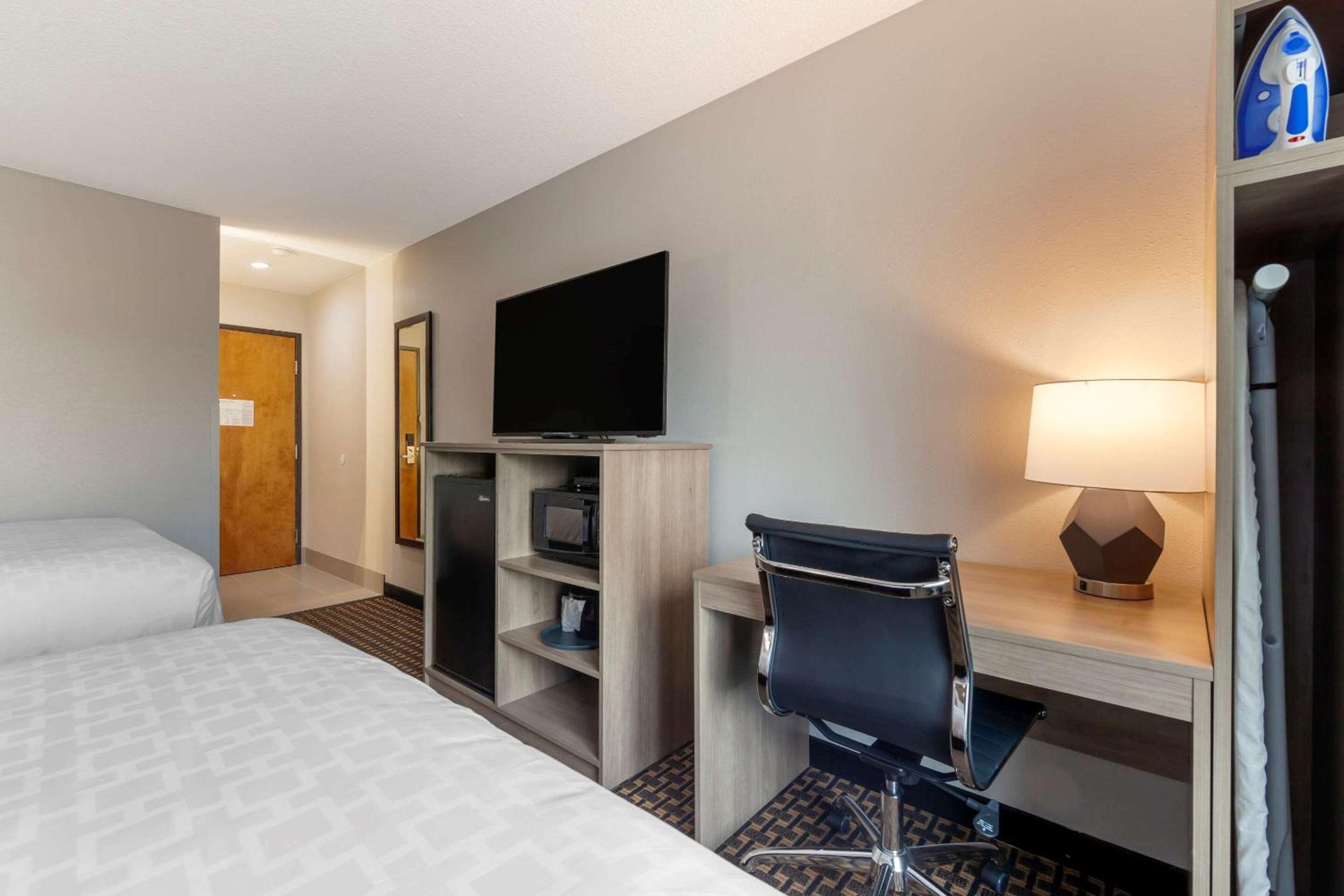 Queen Room With Two Queen Beds - Non-Smoking photo 1