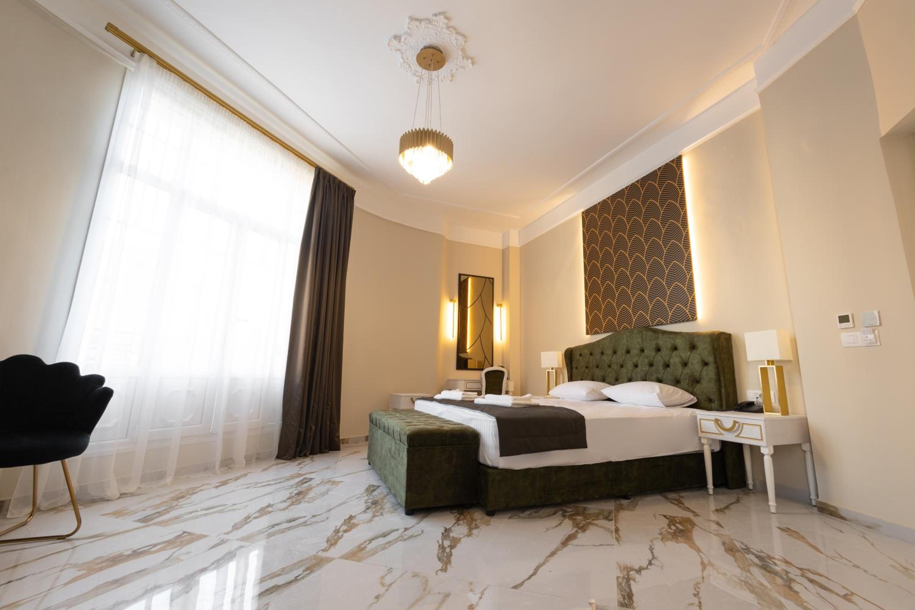 Deluxe Suite with Spa Bath photo 1