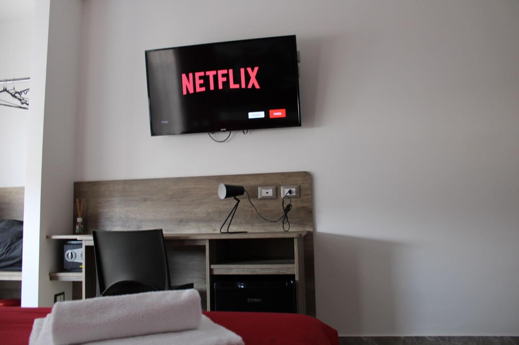 Deluxe King Room - Photo 2