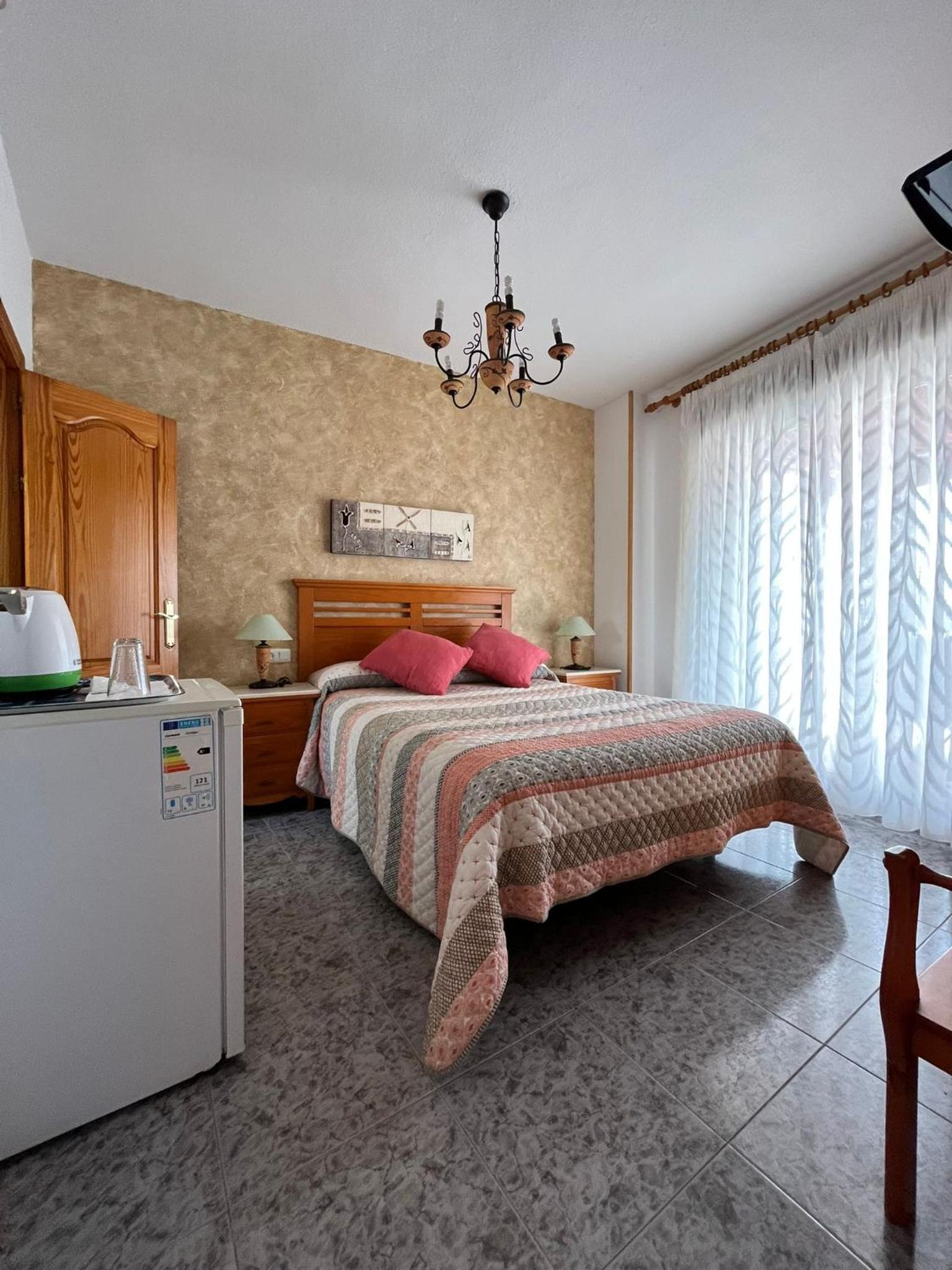 Double or Twin Room with Private Bathroom - Photo 1